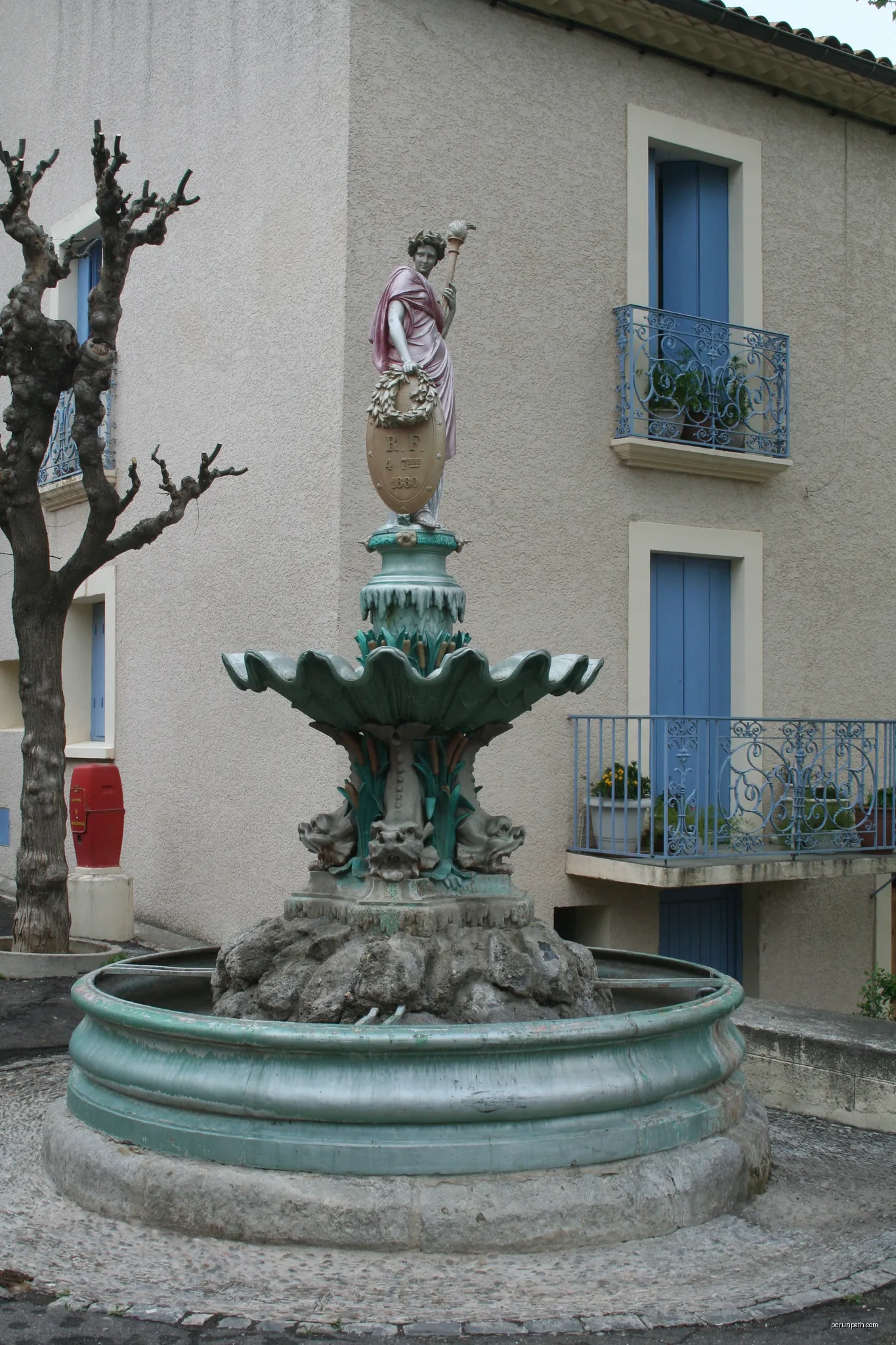 File:Neffies Marianne.JPG | Autor: Fagairolles 34 | Licencja: CC BY-SA 4.0 | Źródło: Wikimedia Commons