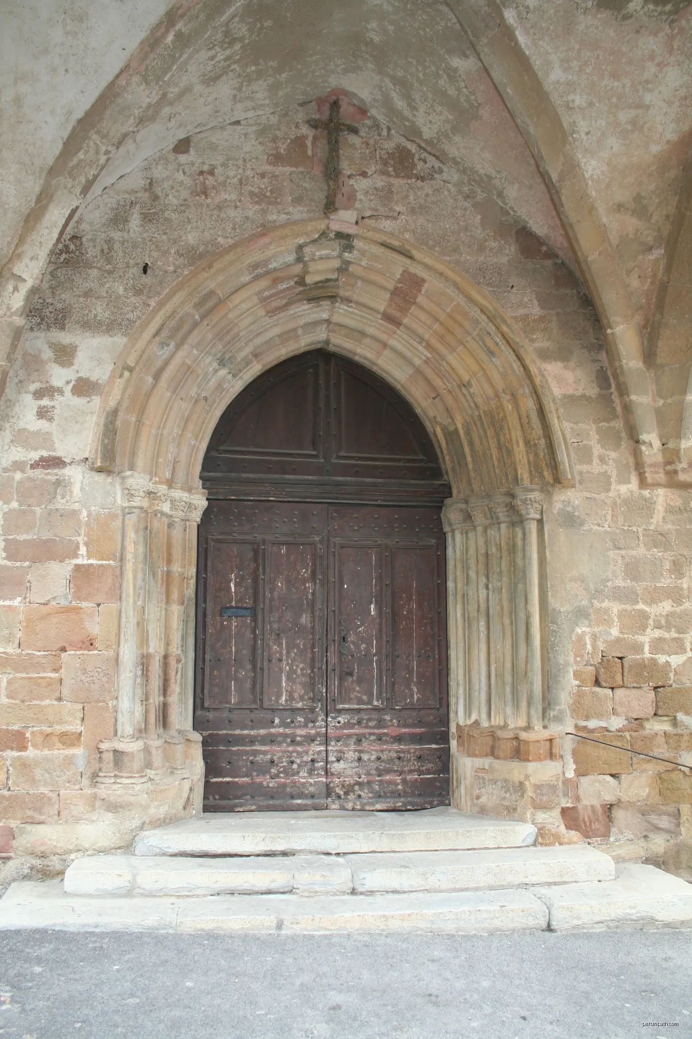 Neffiès (Hérault) - portail de l'église Saint-Alban. | Autor: Fagairolles 34 | Licencja: CC BY-SA 4.0 | Źródło: Wikimedia Commons