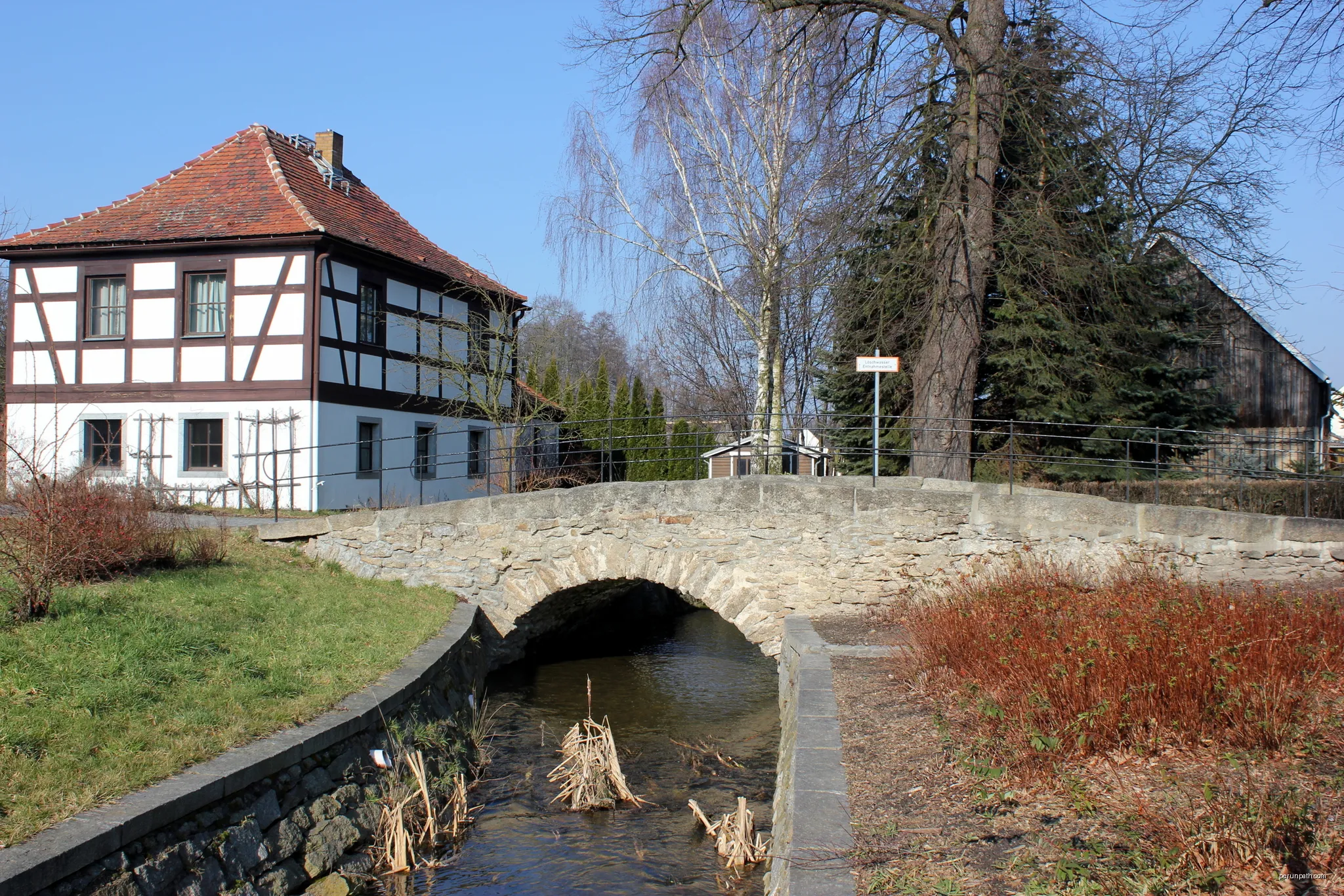 Kamjentny móst přez Jaworu w Němskich Pazlicach. | Autor: Julian Nyča | Licencja: CC BY-SA 4.0 | Źródło: Wikimedia Commons