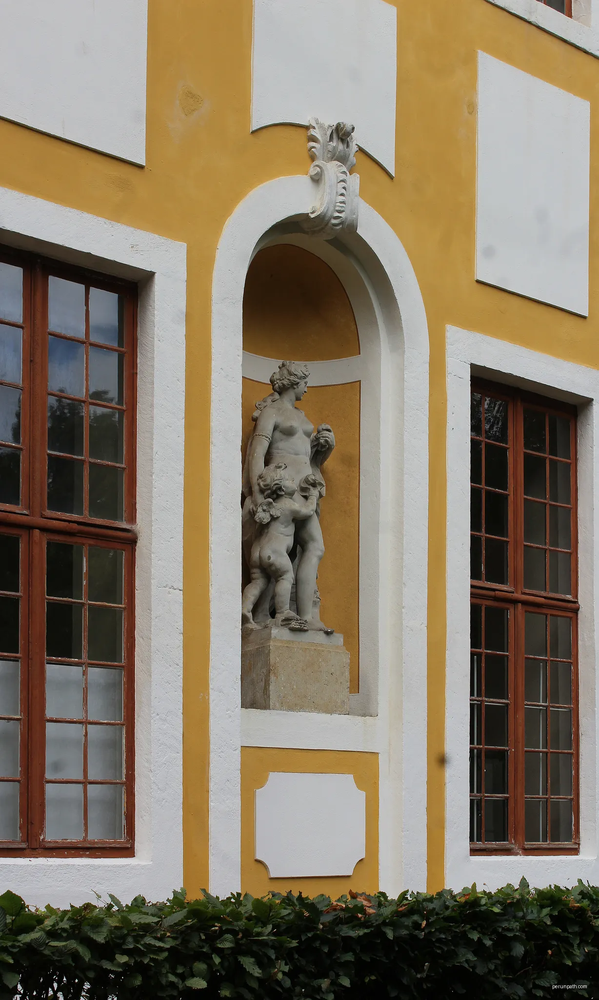 Neschwitz, the palace, statue | Autor: Dguendel | Licencja: CC BY 3.0 | Źródło: Wikimedia Commons