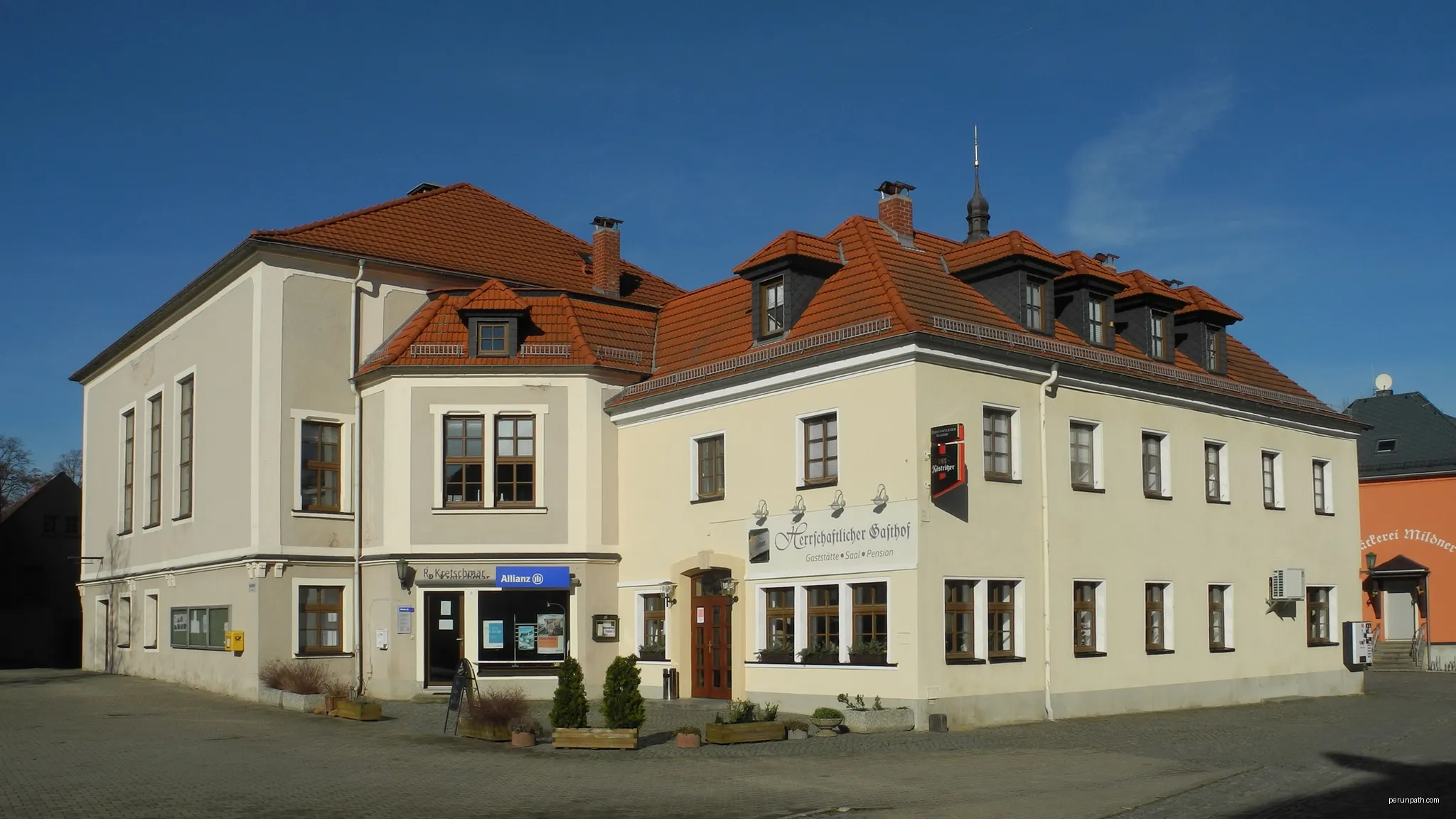 Herrschaftlicher Gasthof in Neschwitz, Marktplatz 9 | Autor: SchiDD | Licencja: CC BY-SA 4.0 | Źródło: Wikimedia Commons