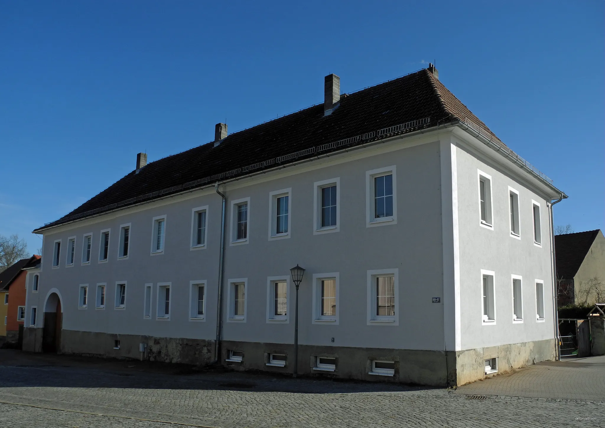 Wohnhaus in Neschwitz, Marktplatz 10-11 | Autor: SchiDD | Licencja: CC BY-SA 4.0 | Źródło: Wikimedia Commons