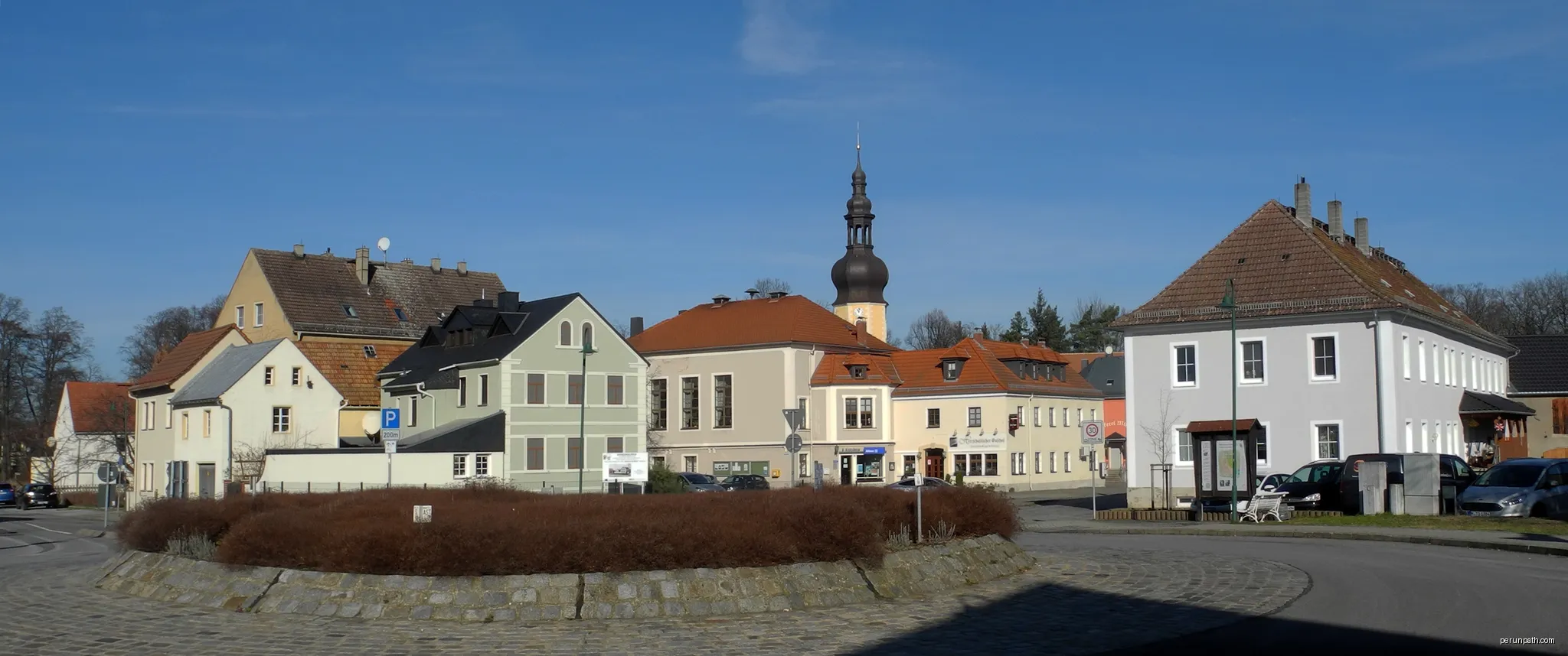 Blick über den Verkehrskreisel zum Marktplatz von Neschwitz | Autor: SchiDD | Licencja: CC BY-SA 4.0 | Źródło: Wikimedia Commons