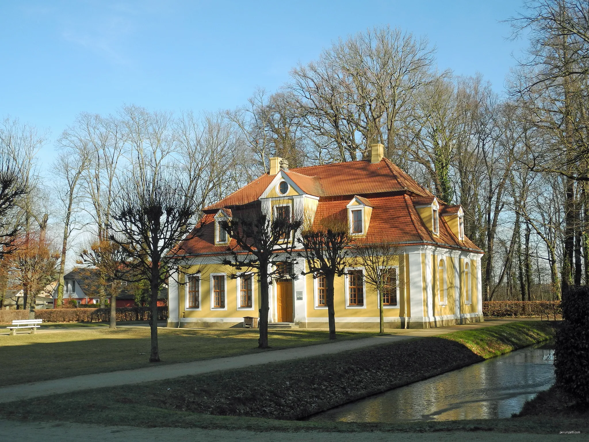 Kavaliershäuser im Schlosspark Neschwitz | Autor: SchiDD | Licencja: CC BY-SA 4.0 | Źródło: Wikimedia Commons