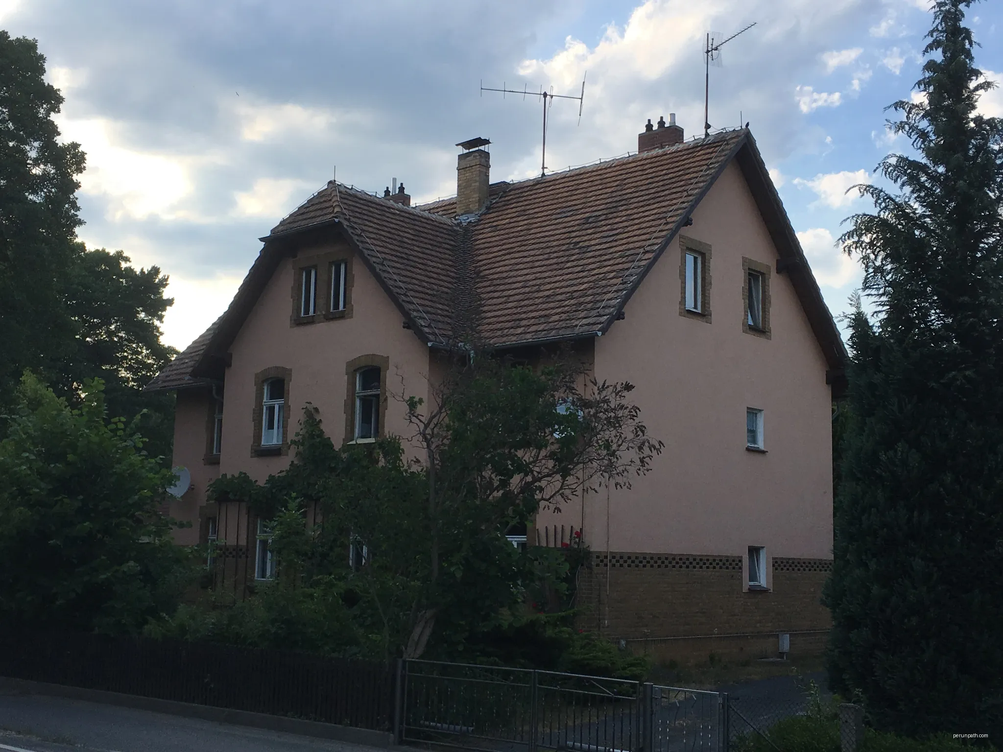Residential building in Niesky, around 1800; simple plaster construction for post office workers, of importance for its building history and social history | Autor: Tommes | Licencja: CC BY-SA 4.0 | Źródło: Wikimedia Commons