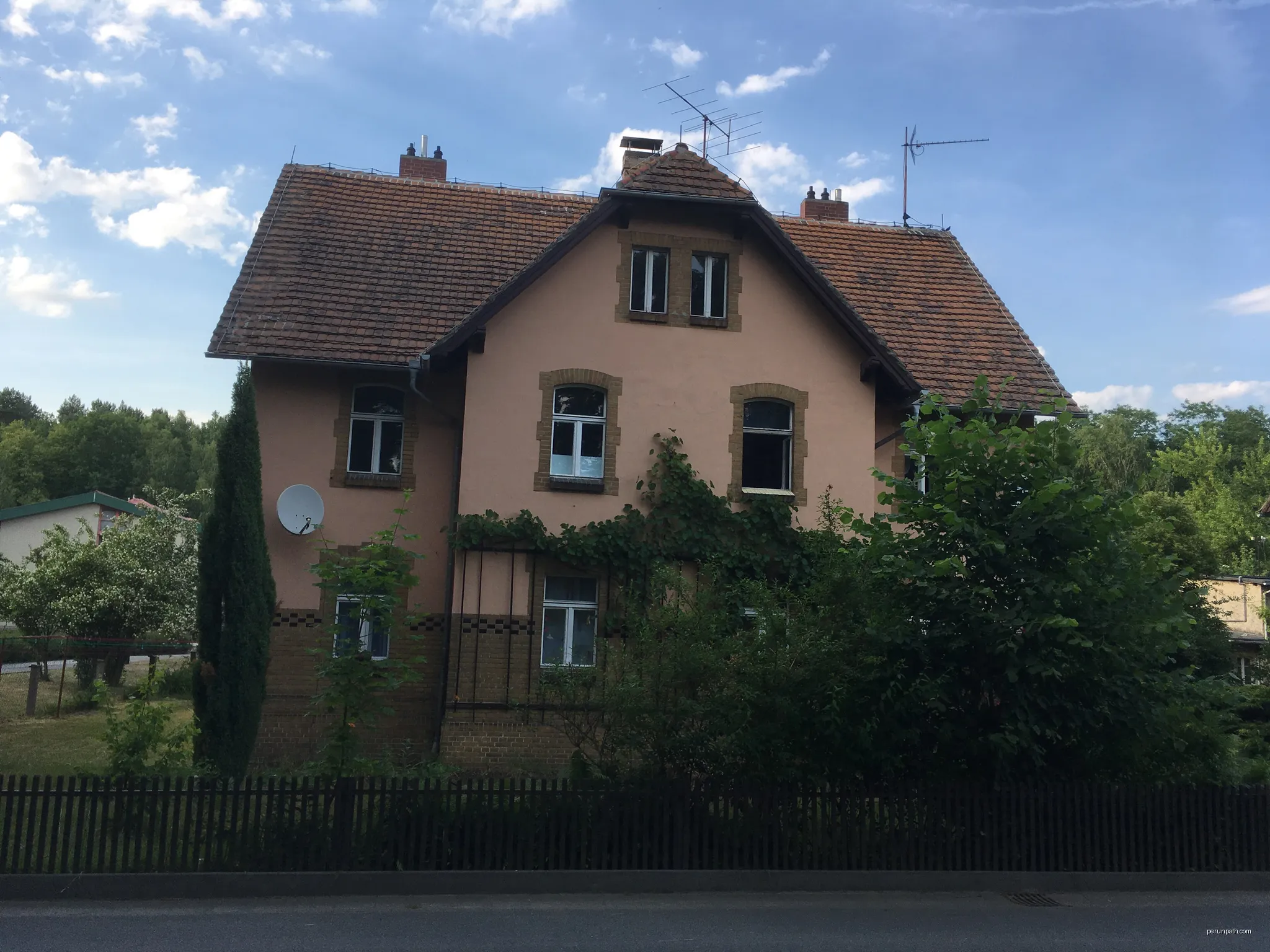 Residential building in Niesky, around 1800; simple plaster construction for post office workers, of importance for its building history and social history | Autor: Tommes | Licencja: CC BY-SA 4.0 | Źródło: Wikimedia Commons