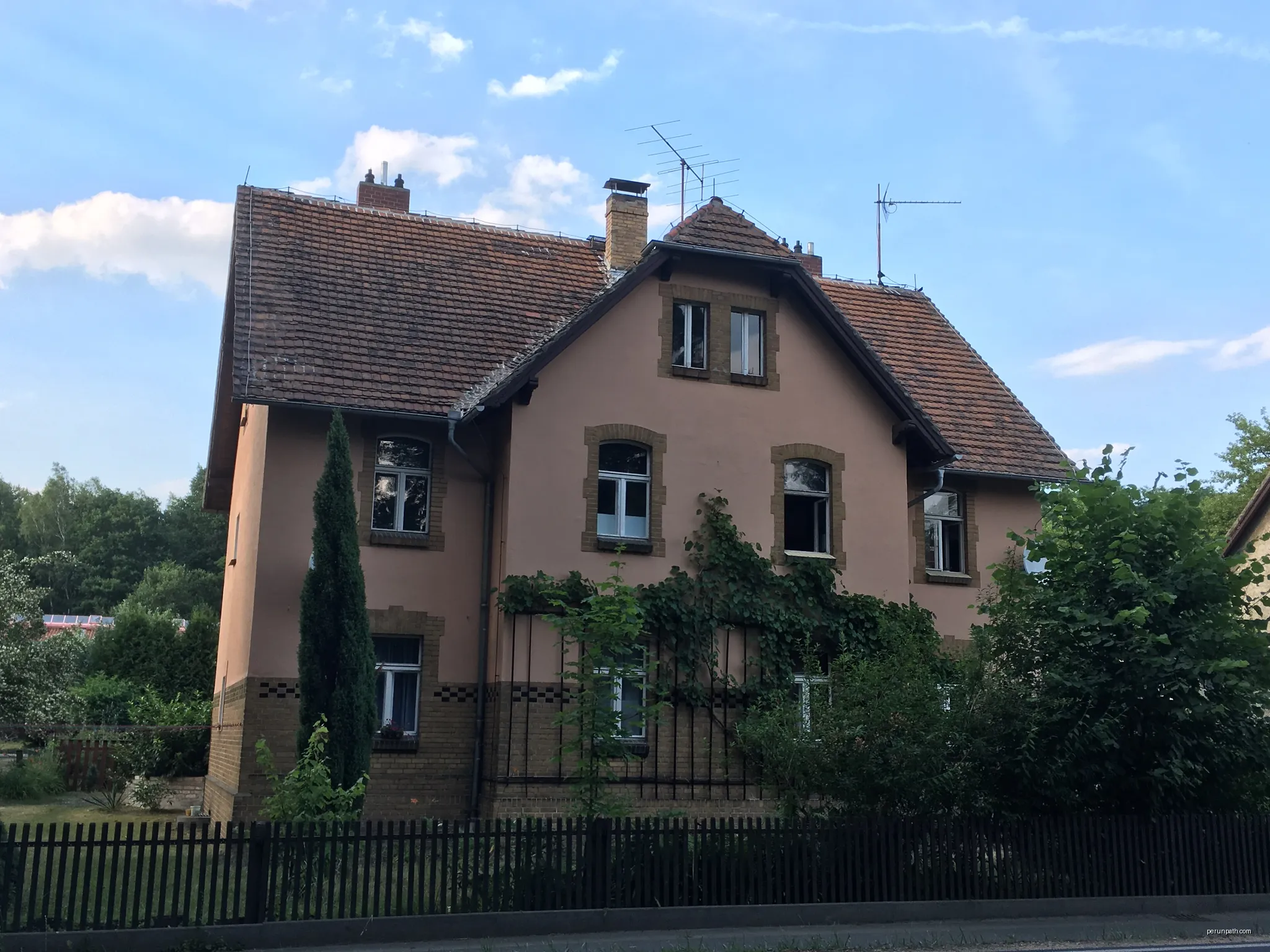 Residential building in Niesky, around 1800; simple plaster construction for post office workers, of importance for its building history and social history | Autor: Tommes | Licencja: CC BY-SA 4.0 | Źródło: Wikimedia Commons