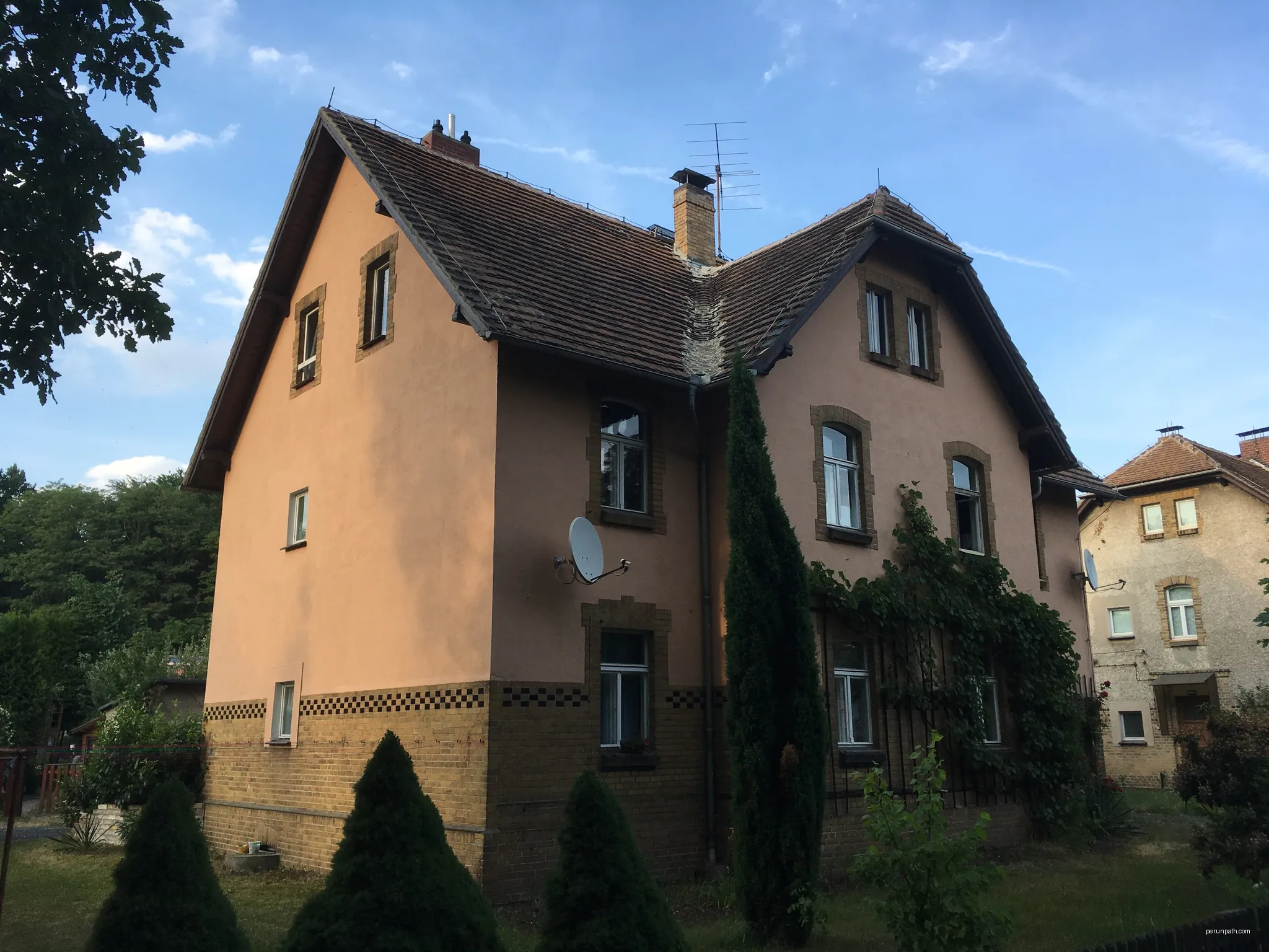 Residential building in Niesky, around 1800; simple plaster construction for post office workers, of importance for its building history and social history | Autor: Tommes | Licencja: CC BY-SA 4.0 | Źródło: Wikimedia Commons