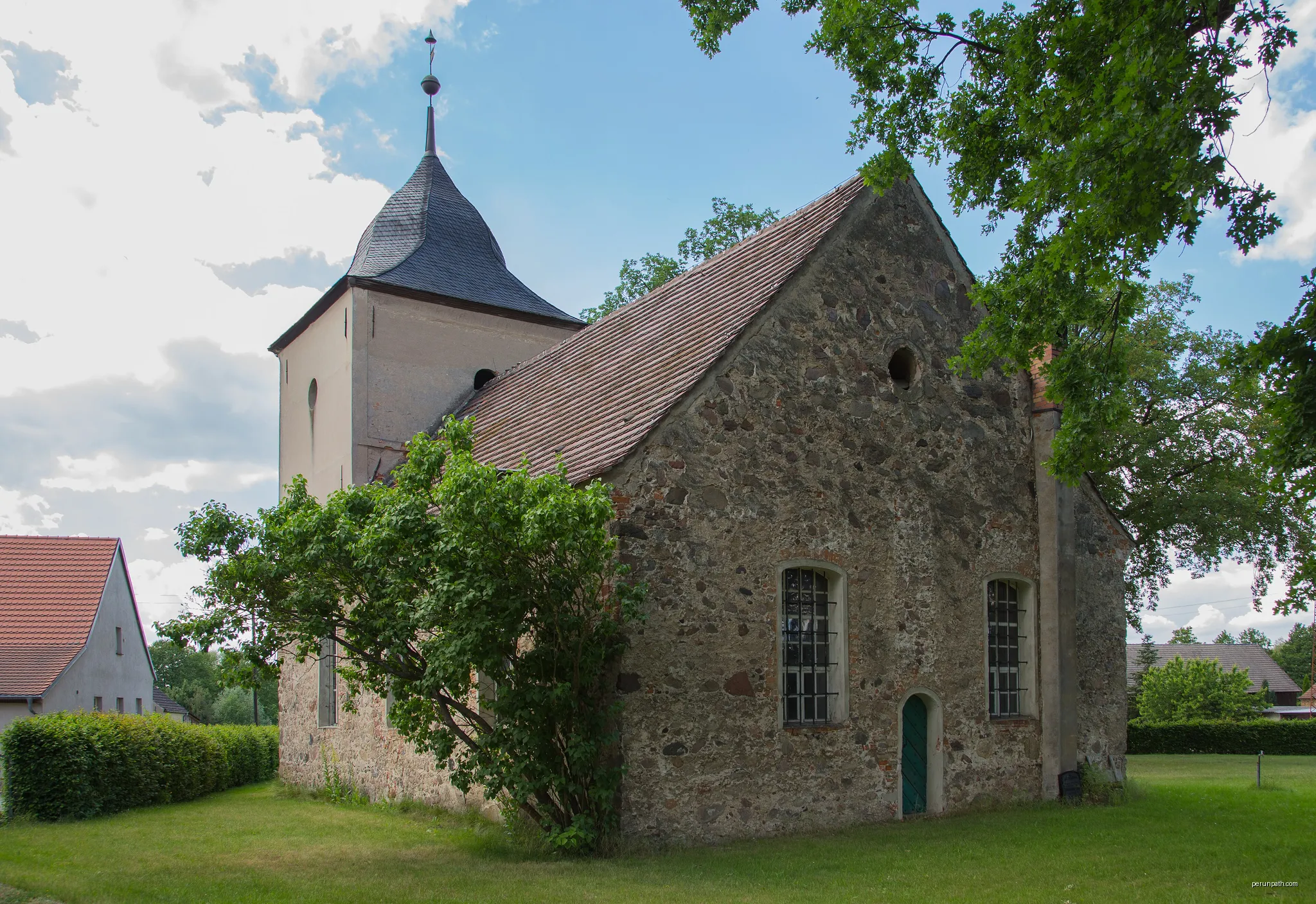 The Protestant Village Church (Dorfkirche) of Niewisch, district of Friedland, Landkreis Oder-Spree, Brandenburg, Germany. | Autor: J.-H. Janßen | Licencja: CC BY-SA 4.0 | Źródło: Wikimedia Commons