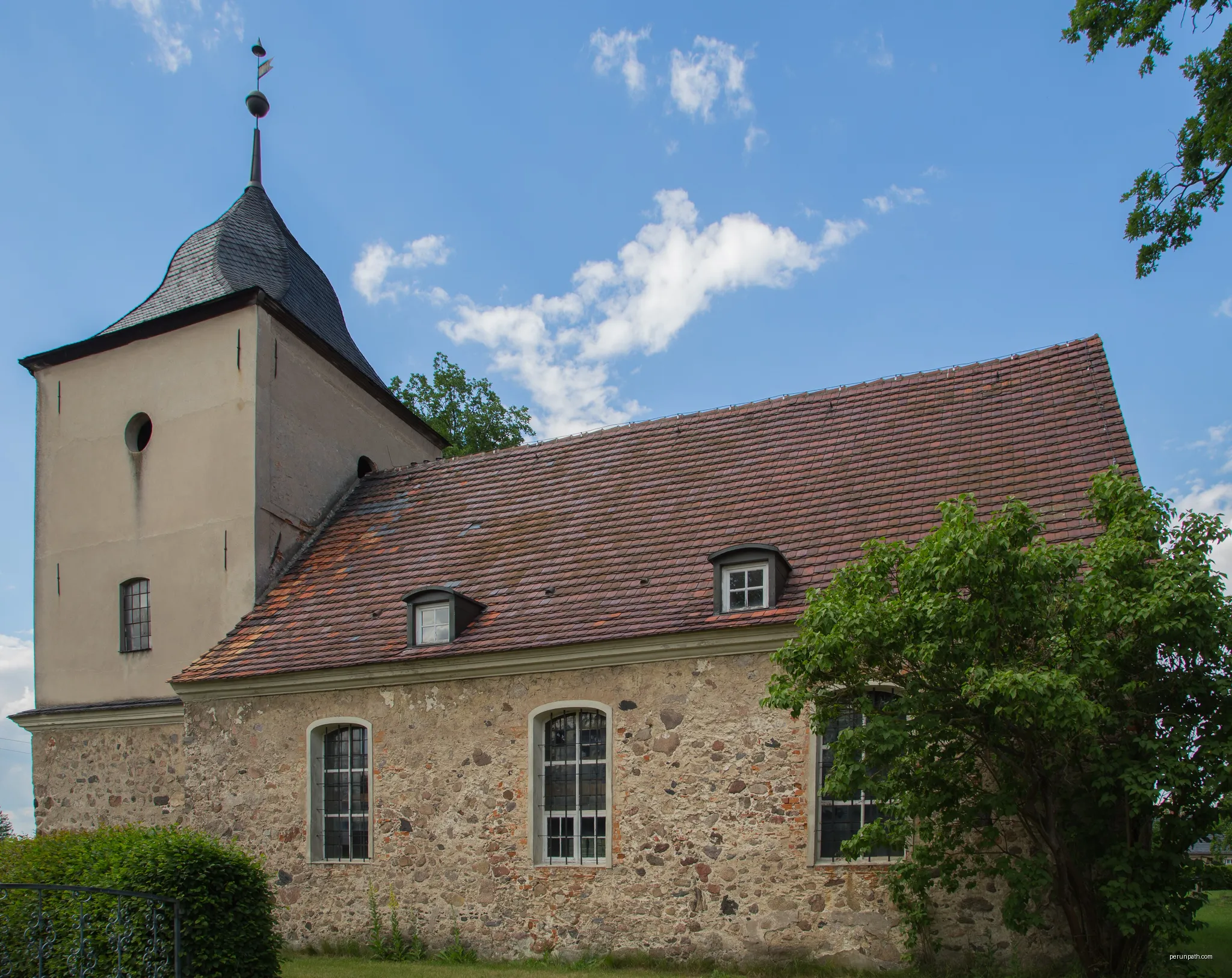 The Protestant Village Church (Dorfkirche) of Niewisch, district of Friedland, Landkreis Oder-Spree, Brandenburg, Germany. | Autor: J.-H. Janßen | Licencja: CC BY-SA 4.0 | Źródło: Wikimedia Commons