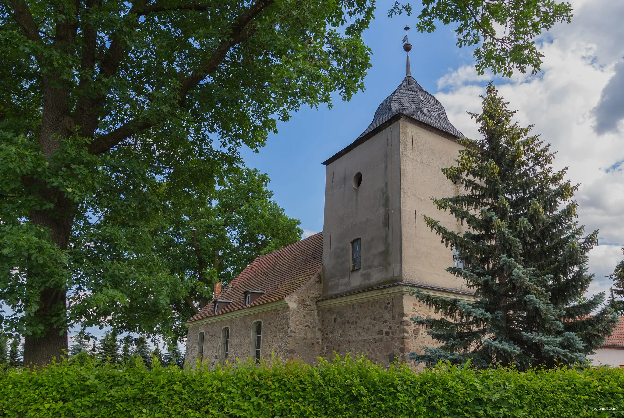 The Protestant Village Church (Dorfkirche) of Niewisch, district of Friedland, Landkreis Oder-Spree, Brandenburg, Germany. | Autor: J.-H. Janßen | Licencja: CC BY-SA 4.0 | Źródło: Wikimedia Commons