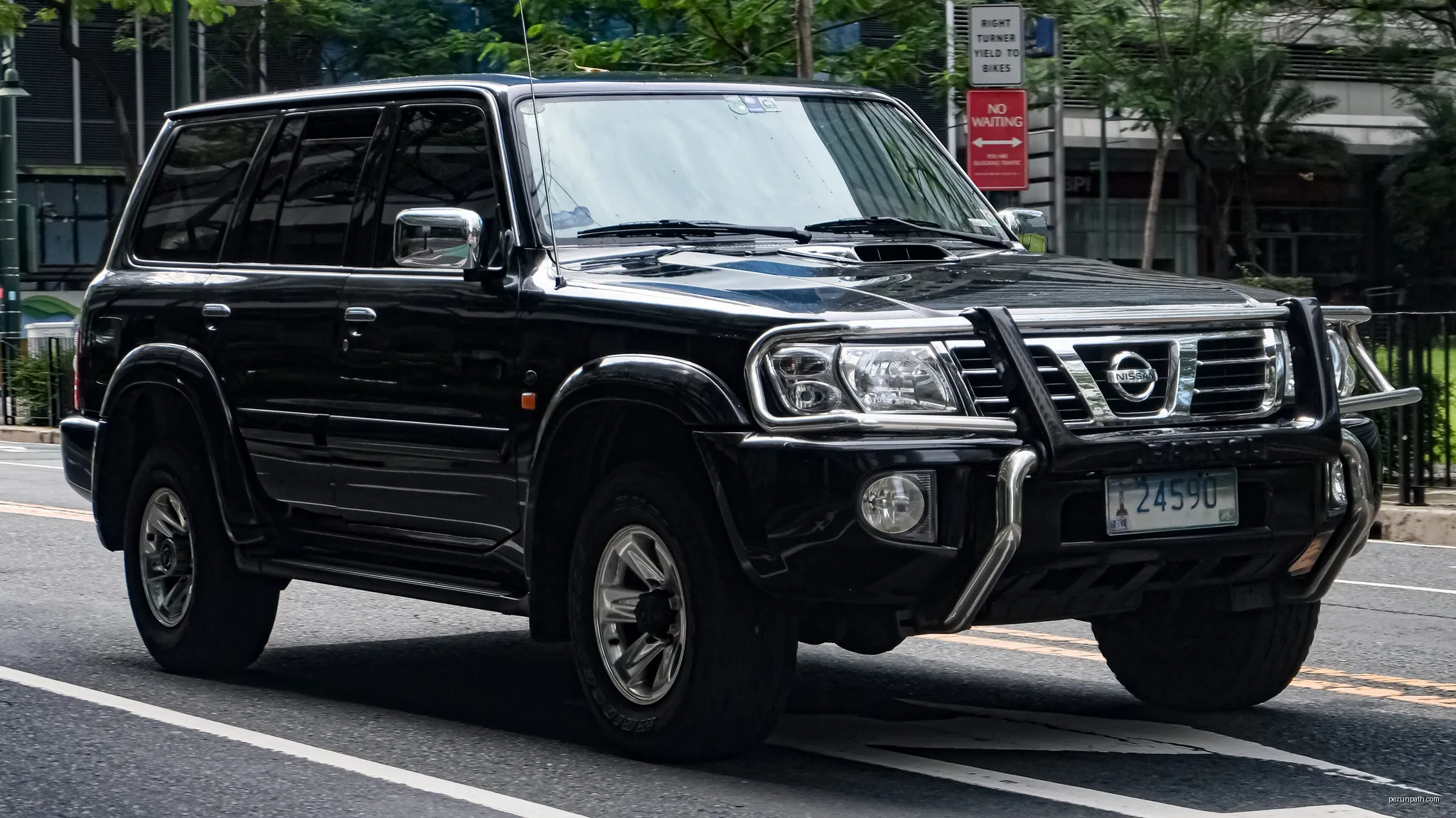 Black Nissan Patrol Y61 FL 3.0 Di diplomat car | Autor: Ethan Llamas | Licencja: CC BY-SA 4.0 | Źródło: Wikimedia Commons