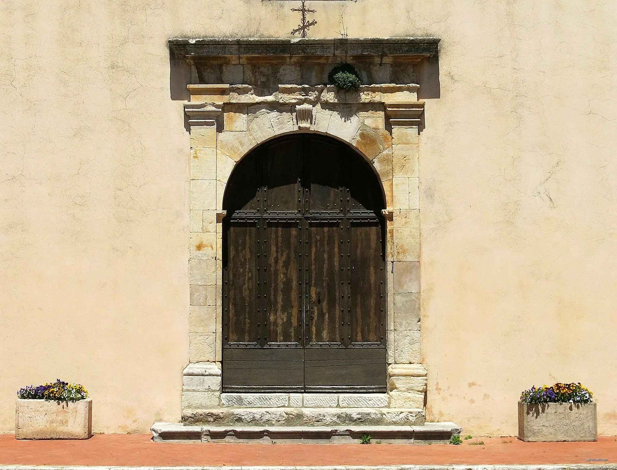 Noonday sun: Pontevès, Var, Provence | Autor: Spencer Means from New York City, USA | Licencja: CC BY-SA 2.0 | Źródło: Wikimedia Commons