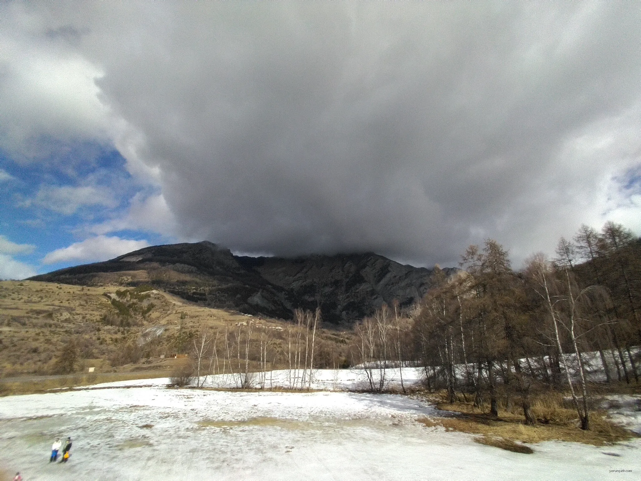 Nuage au dessus d'une montagne | Autor: Bastien Sens-Méyé | Licencja: CC BY-SA 4.0 | Źródło: Wikimedia Commons