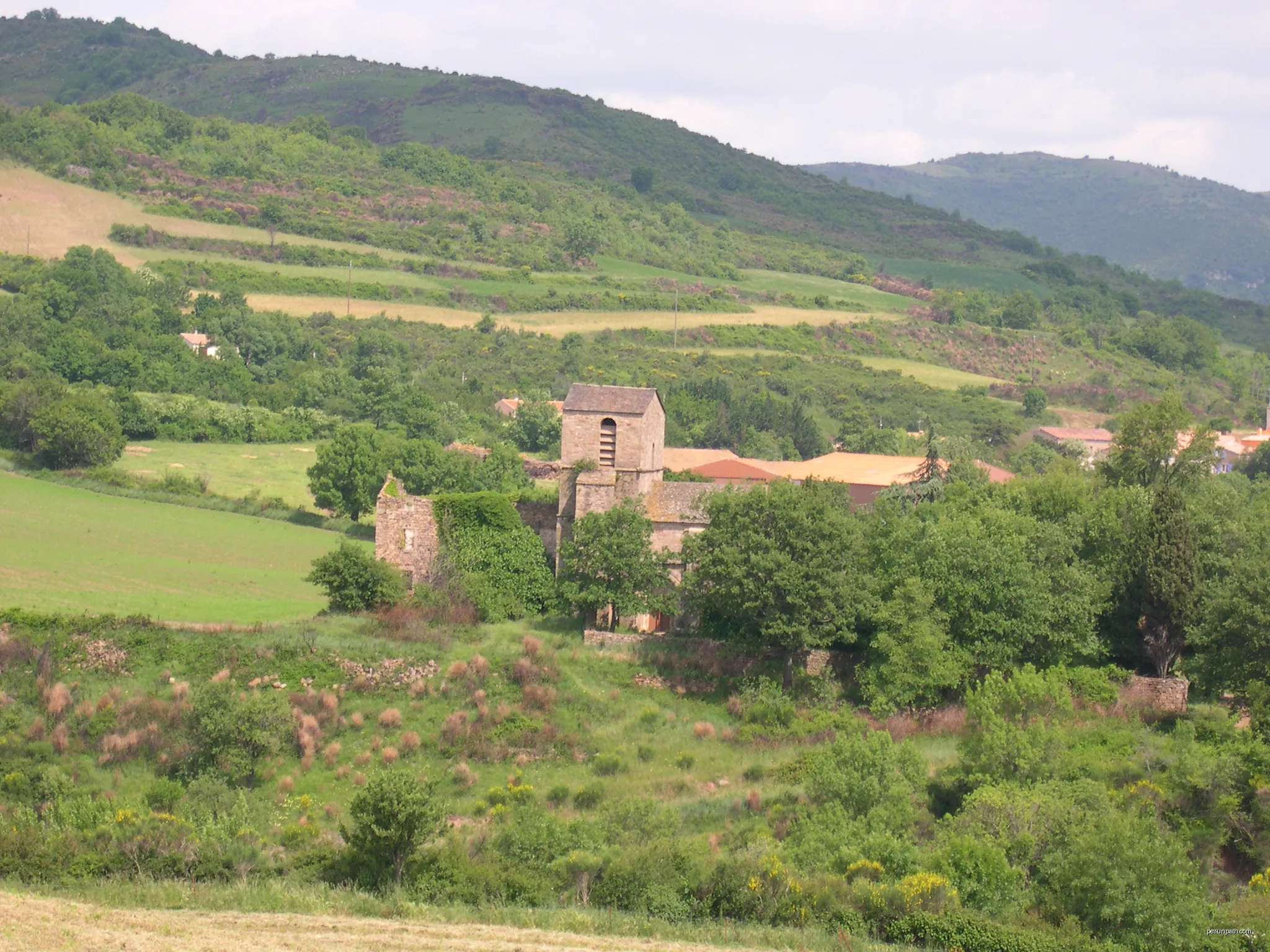 Octon (Hérault) - Notre Dame de Roubignac (église romane du XIIe siècle) | Autor: Fagairolles 34 | Licencja: CC BY-SA 4.0 | Źródło: Wikimedia Commons