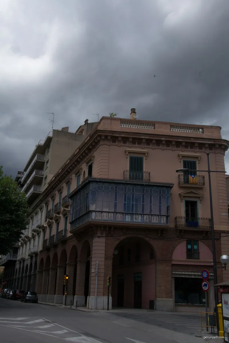 Ca l'Artigues (Olot) | Autor: Amadalvarez | Licencja: CC BY-SA 4.0 | Źródło: Wikimedia Commons