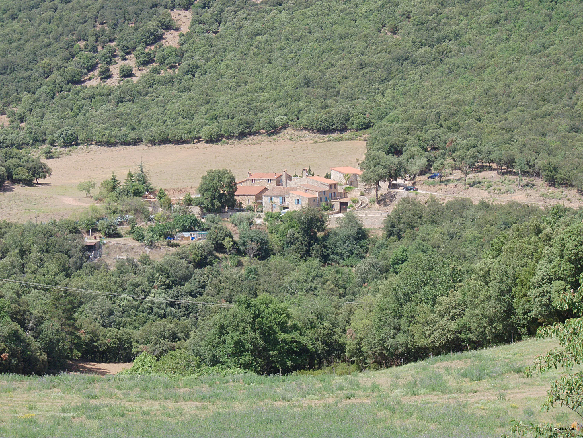 Au nord du village, Oms (Pyrénées-Orientales, Languedoc-Roussillon, France) | Autor: Bertrand GRONDIN  → (Talk) | Licencja: CC BY-SA 3.0 | Źródło: Wikimedia Commons