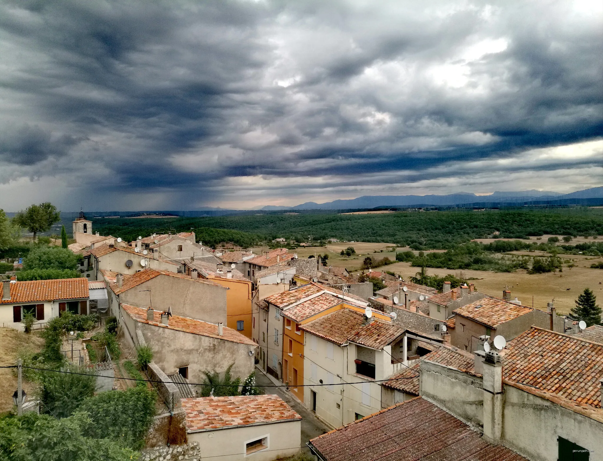 The roofs of Montmeyan, Var, France | Autor: Marcvjnicolas | Licencja: CC BY-SA 4.0 | Źródło: Wikimedia Commons