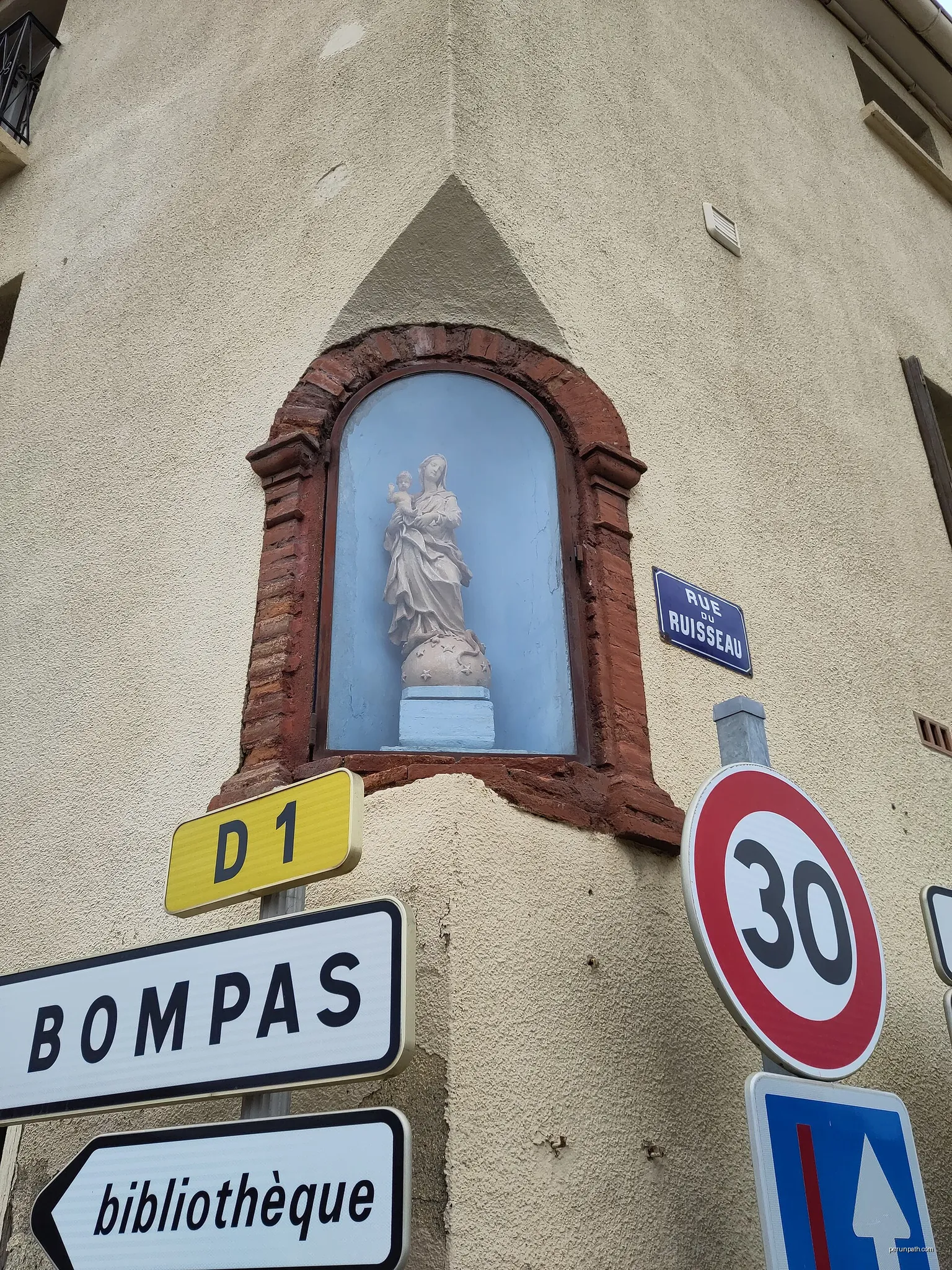 Oratoire dédié à la Vierge à l'Enfant | Autor: LySioS-wkp | Licencja: CC BY-SA 4.0 | Źródło: Wikimedia Commons