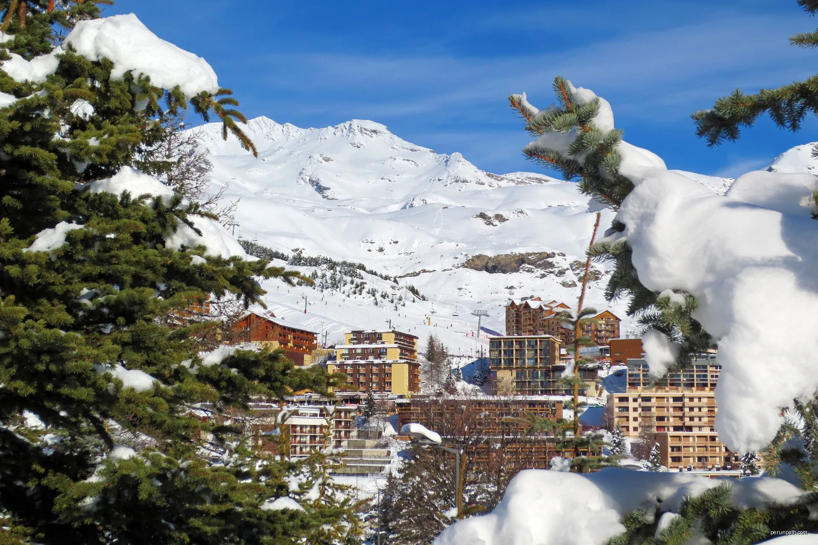 Orcieres Merlette 1850 ski resort in french alps | Autor: Guillaume La Sala | Licencja: CC BY-SA 4.0 | Źródło: Wikimedia Commons