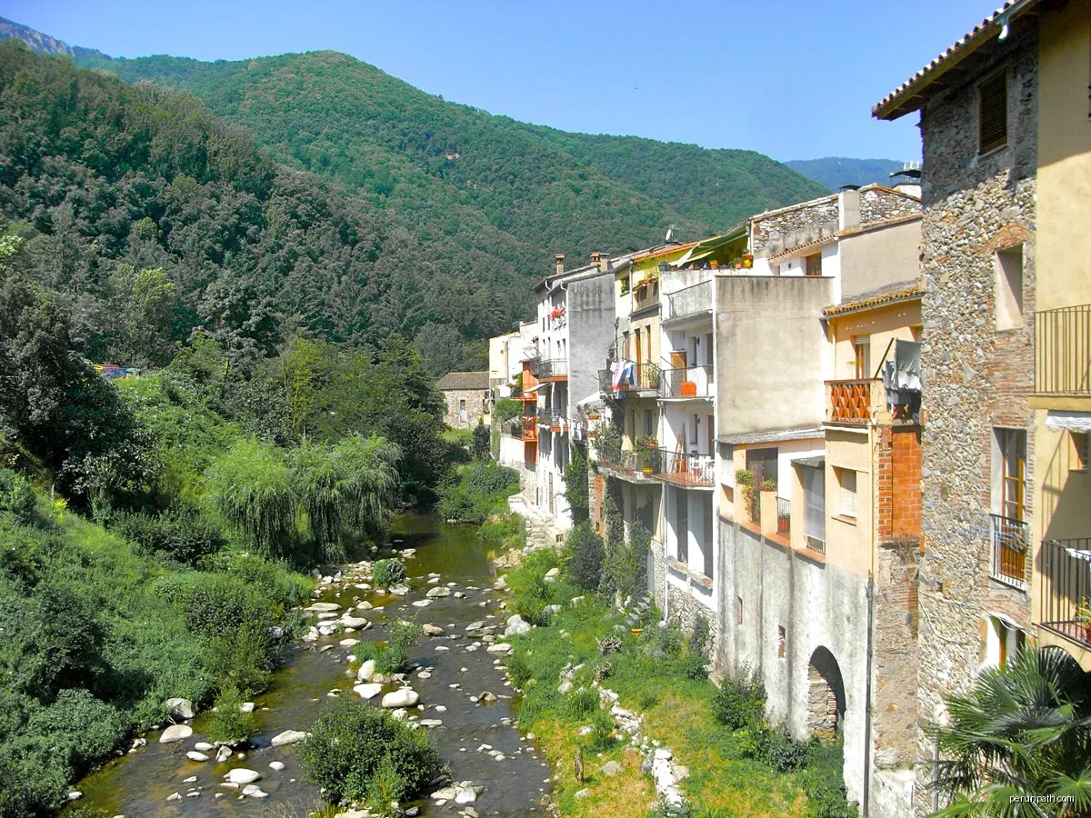 Osor, des del Pont Vell, mirant aigües amunt | Autor: jordi domènech | Licencja: CC BY-SA 3.0 | Źródło: Wikimedia Commons