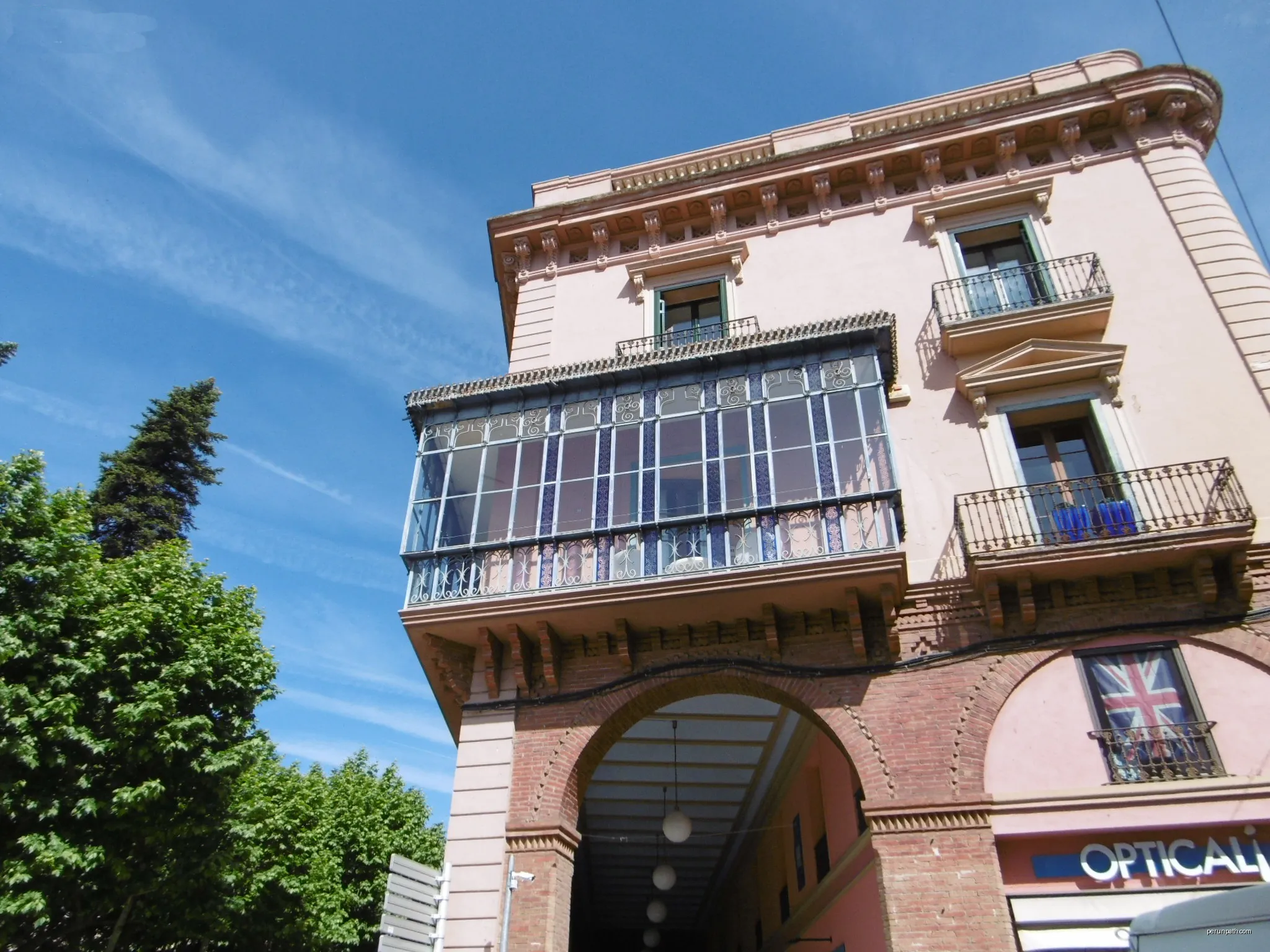 Ca l'Artigues (Olot) | Autor: CANALS BAYÉ, JOAQUIM | Licencja: CC BY-SA 4.0 | Źródło: Wikimedia Commons