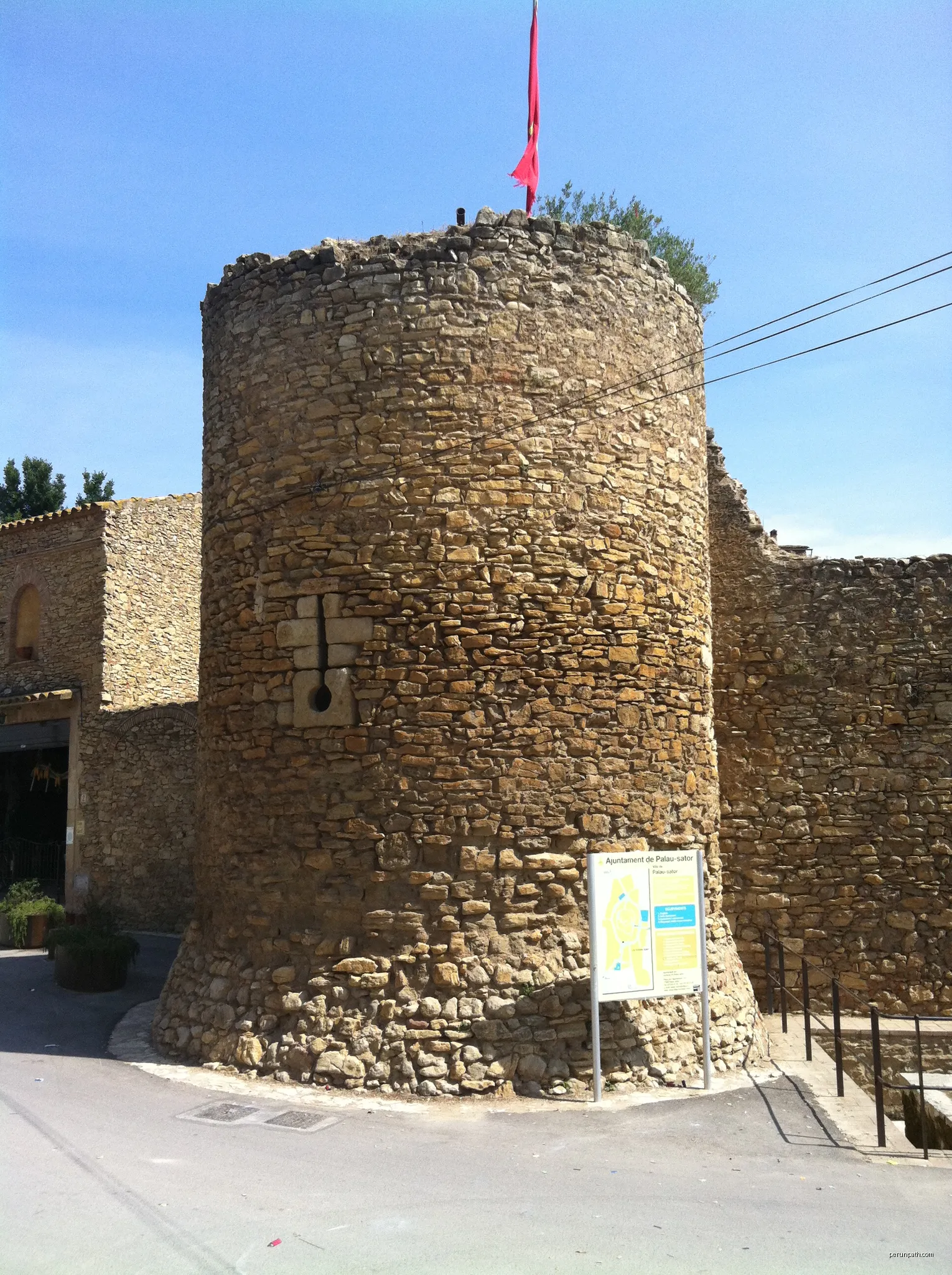 Torre Cilíndrica a Pantaleu | Autor: Kippelboy | Licencja: CC BY-SA 3.0 es | Źródło: Wikimedia Commons