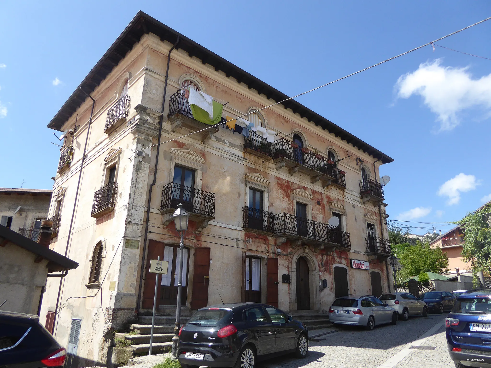 Palazzo Morabito a Mongiana (agosto 2018) | Autor: Marcuscalabresus | Licencja: CC BY-SA 4.0 | Źródło: Wikimedia Commons