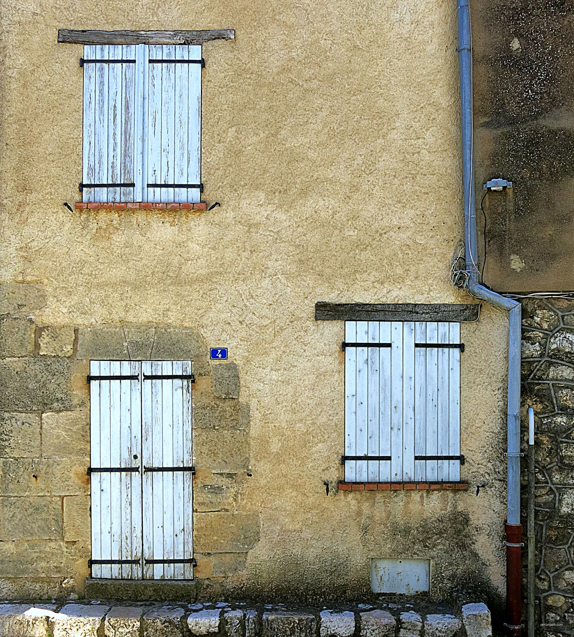 Pale blue shutters, Ampus, Var, Provence, France | Autor: Spencer Means from New York City, USA | Licencja: CC BY-SA 2.0 | Źródło: Wikimedia Commons