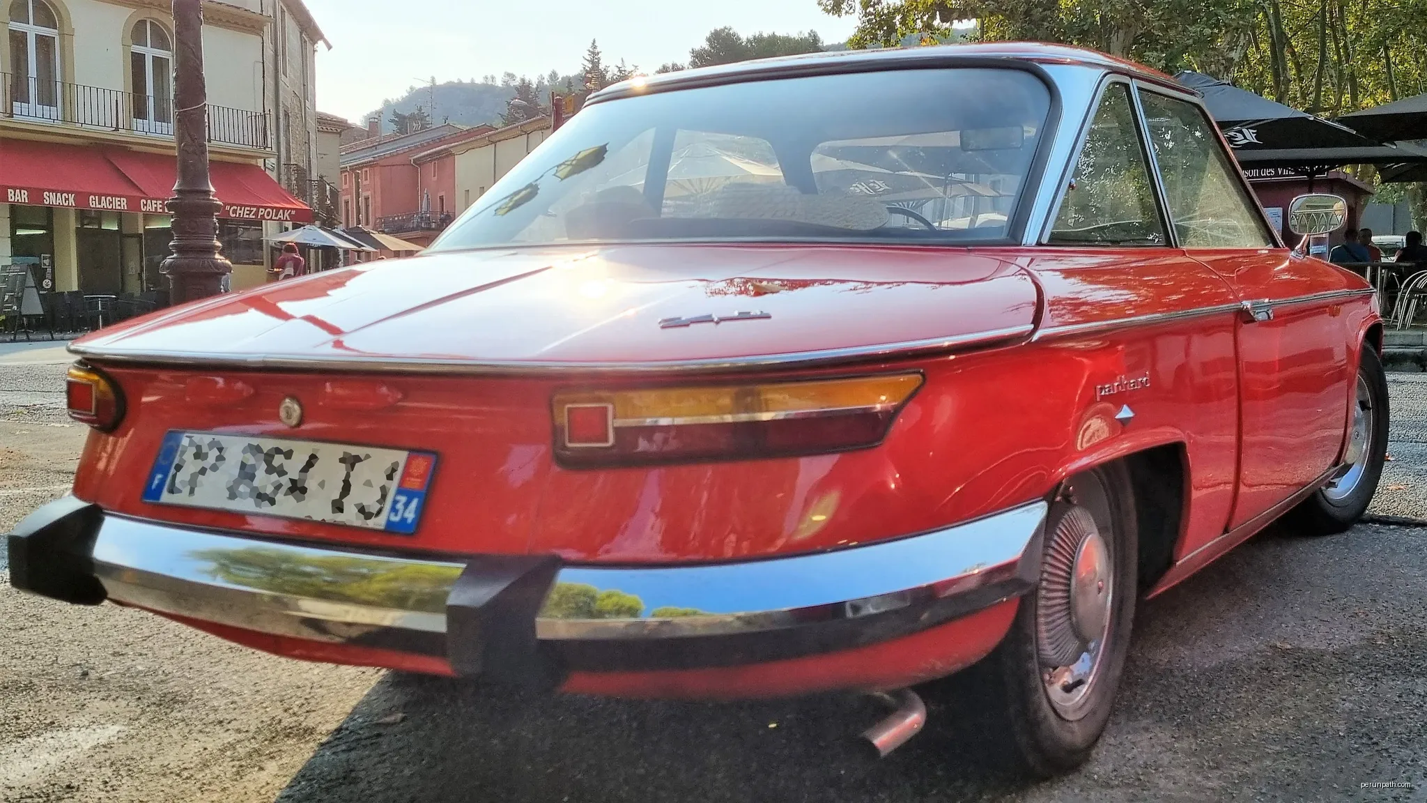 Panhard 24ct à Saint-Chinian (Hérault) | Autor: GilPe | Licencja: CC BY-SA 4.0 | Źródło: Wikimedia Commons