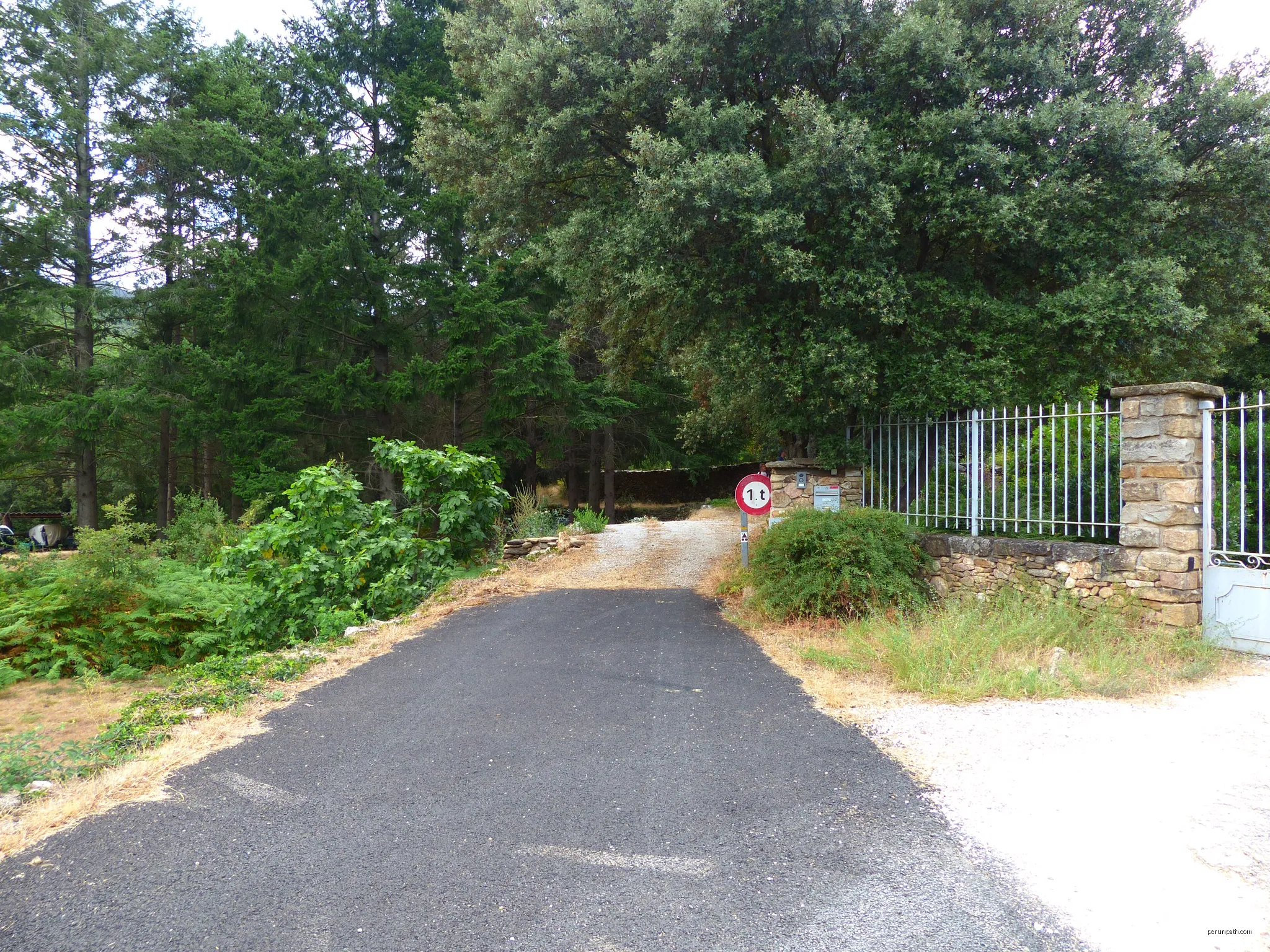 Panneau B13 1 t, Compeyre, Rosis, département de l'Hérault, France. | Autor: Marc Mongenet | Licencja: CC BY-SA 4.0 | Źródło: Wikimedia Commons