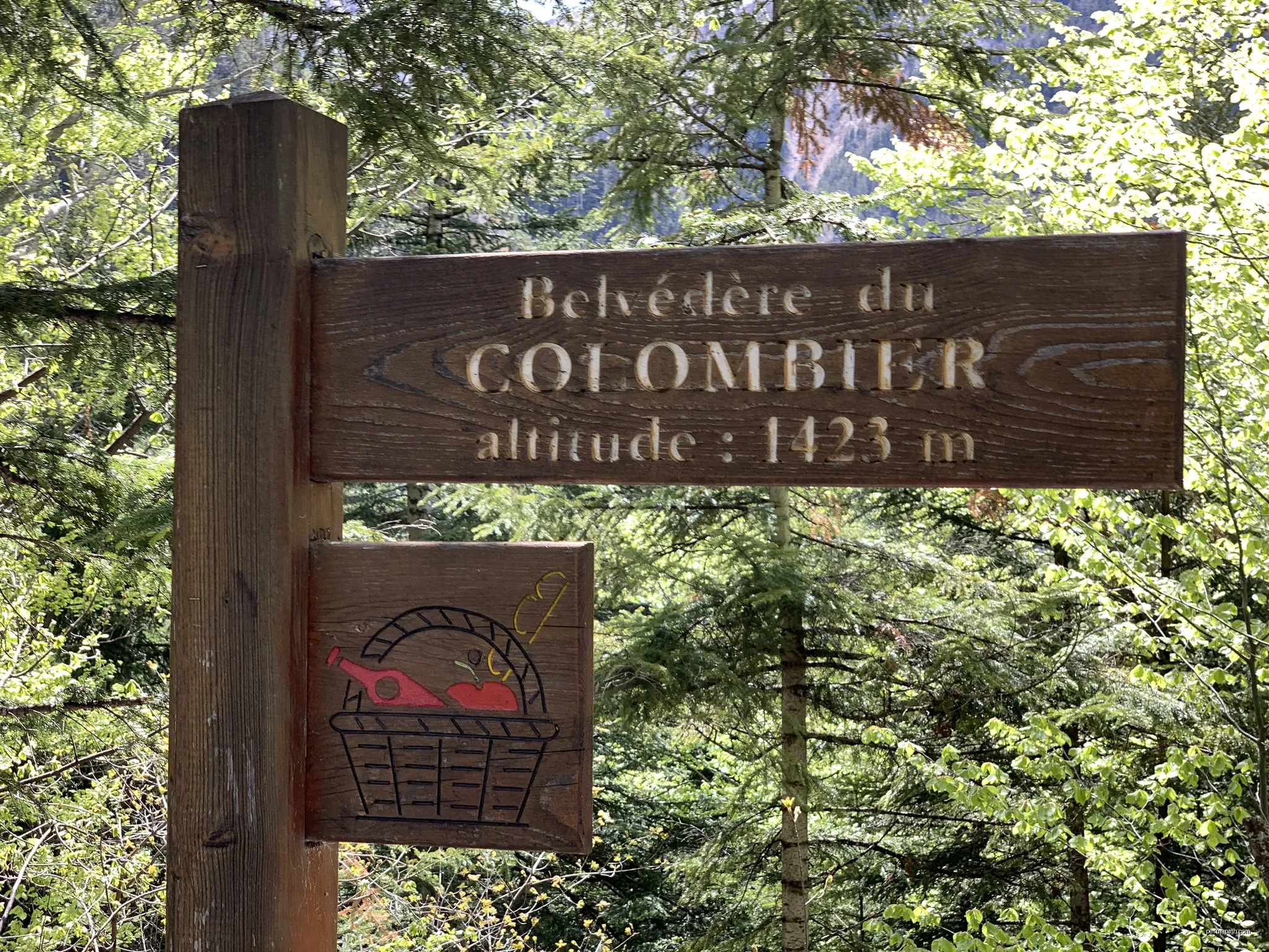 Panneau Belvédère du Colombier 1423 m (Crots). | Autor: Benoît Prieur | Licencja: CC0 | Źródło: Wikimedia Commons