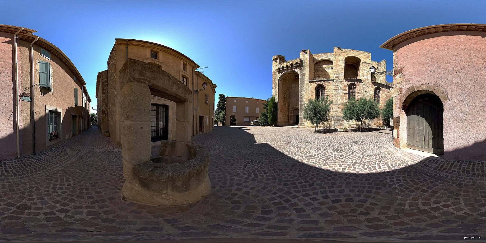 Panorama sphérique 360° de la Place de l'Eglise à Cruzy, avec vue de la façade de l’église Sainte-Eulalie. | Autor: MaelBathfield | Licencja: CC BY-SA 4.0 | Źródło: Wikimedia Commons
