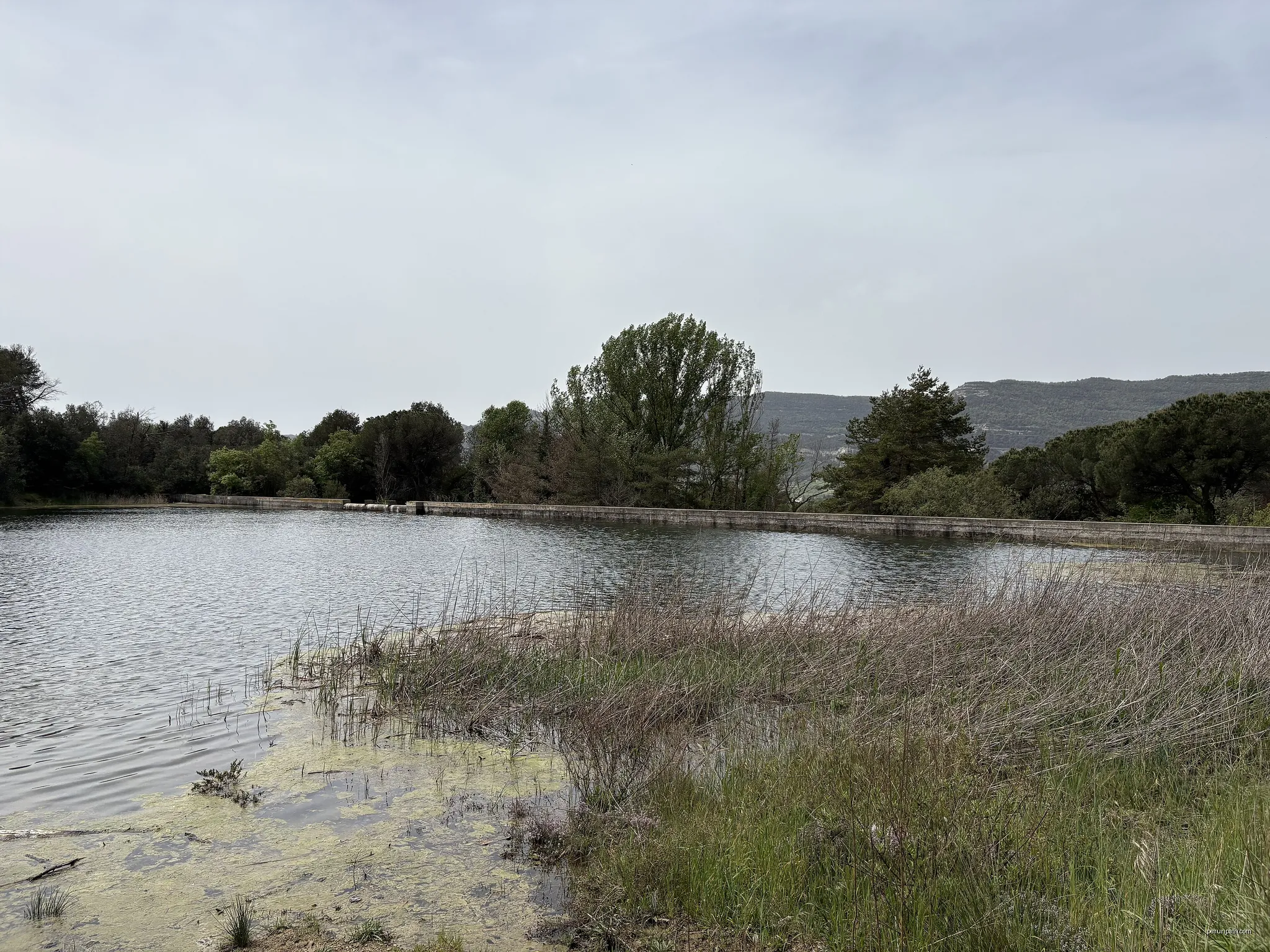 Pantà Gros de Vall-Llossera, Seva | Autor: Wikiwiki | Licencja: CC BY-SA 4.0 | Źródło: Wikimedia Commons