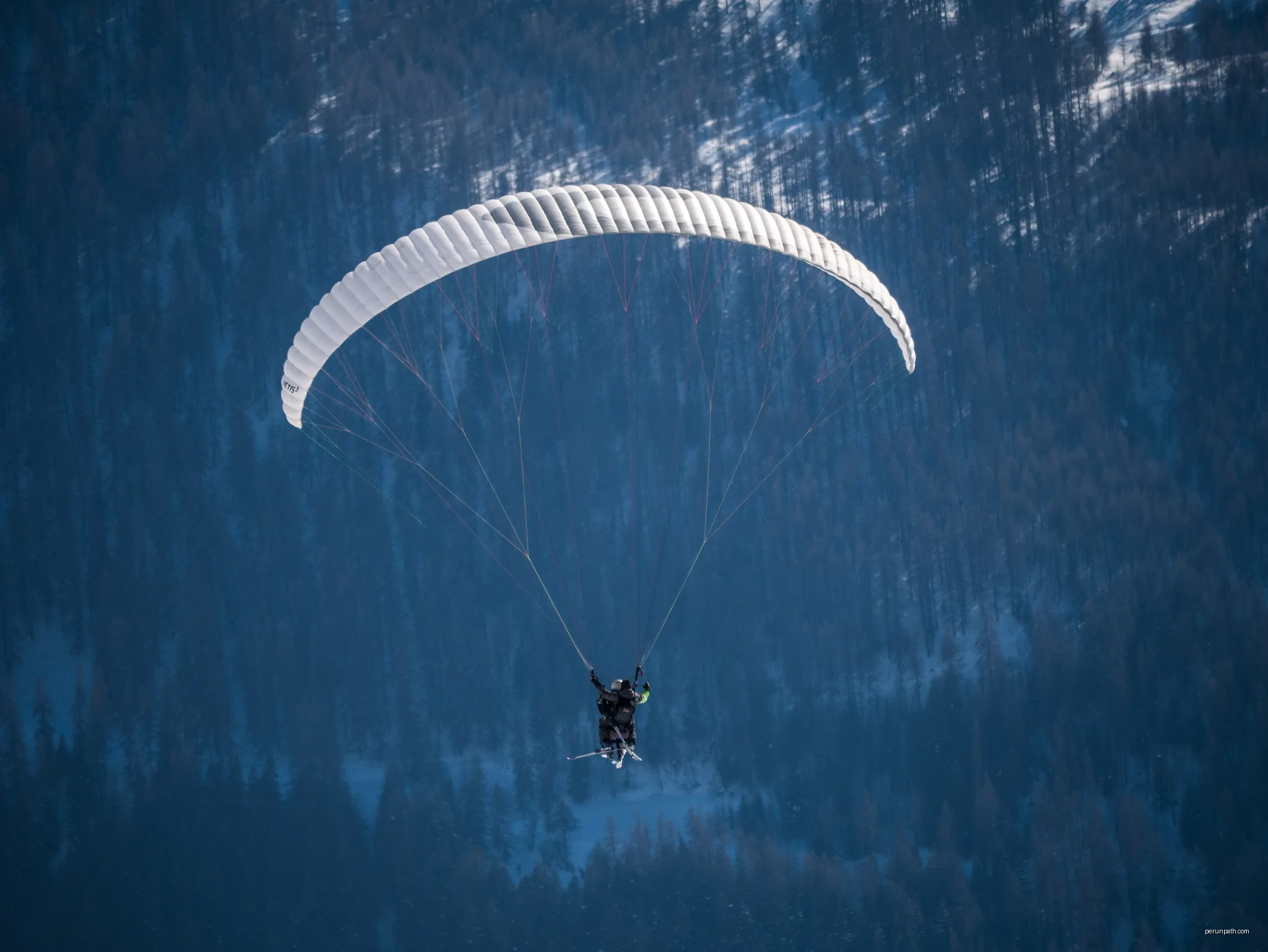Paragliding in the mountains | Autor: Ludovic Lubeigt from Taiwan | Licencja: CC BY-SA 2.0 | Źródło: Wikimedia Commons
