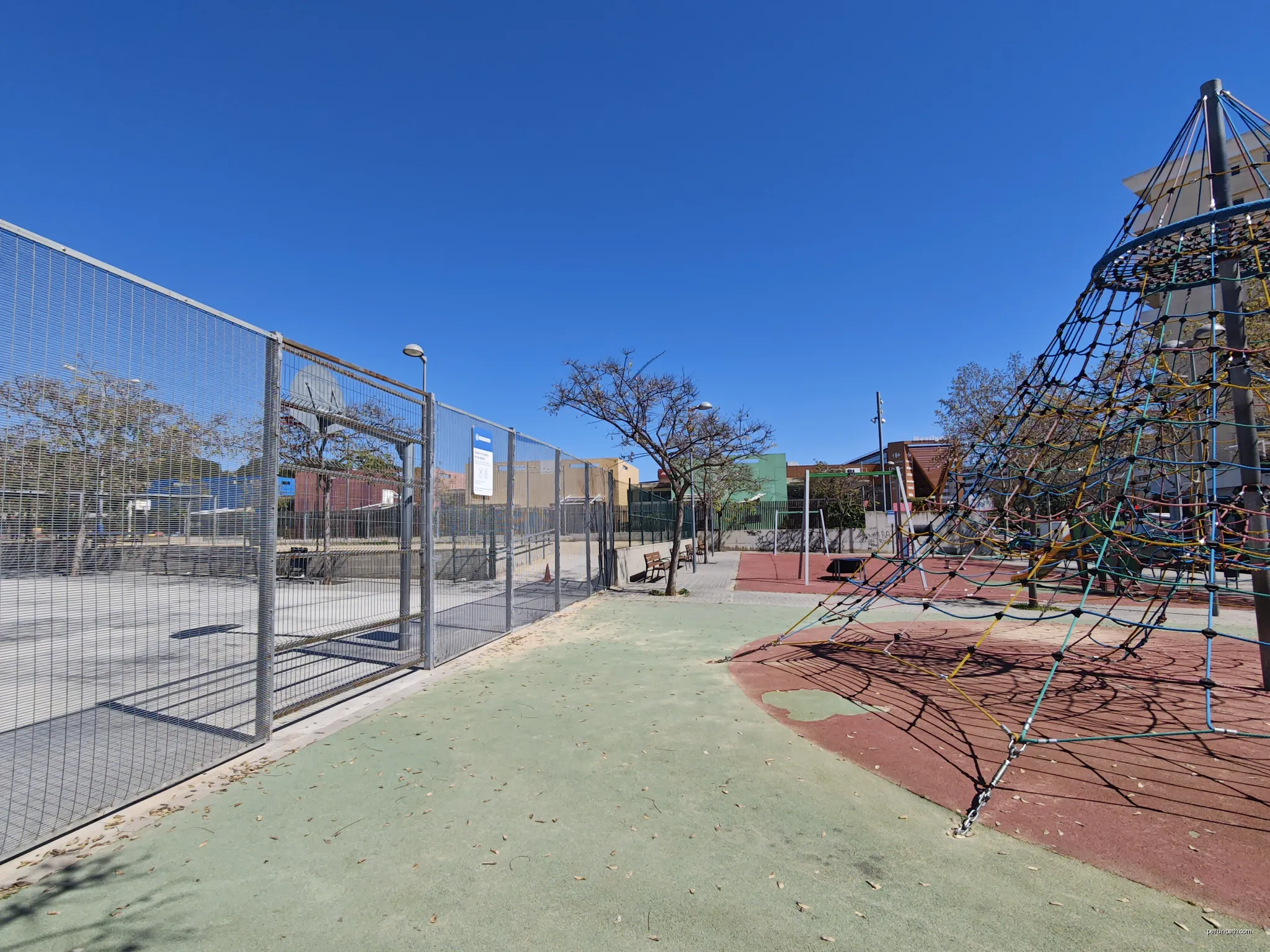 Parc comercial Montigalà (polígon industrial a Badalona) | Autor: Friviere | Licencja: CC BY-SA 4.0 | Źródło: Wikimedia Commons