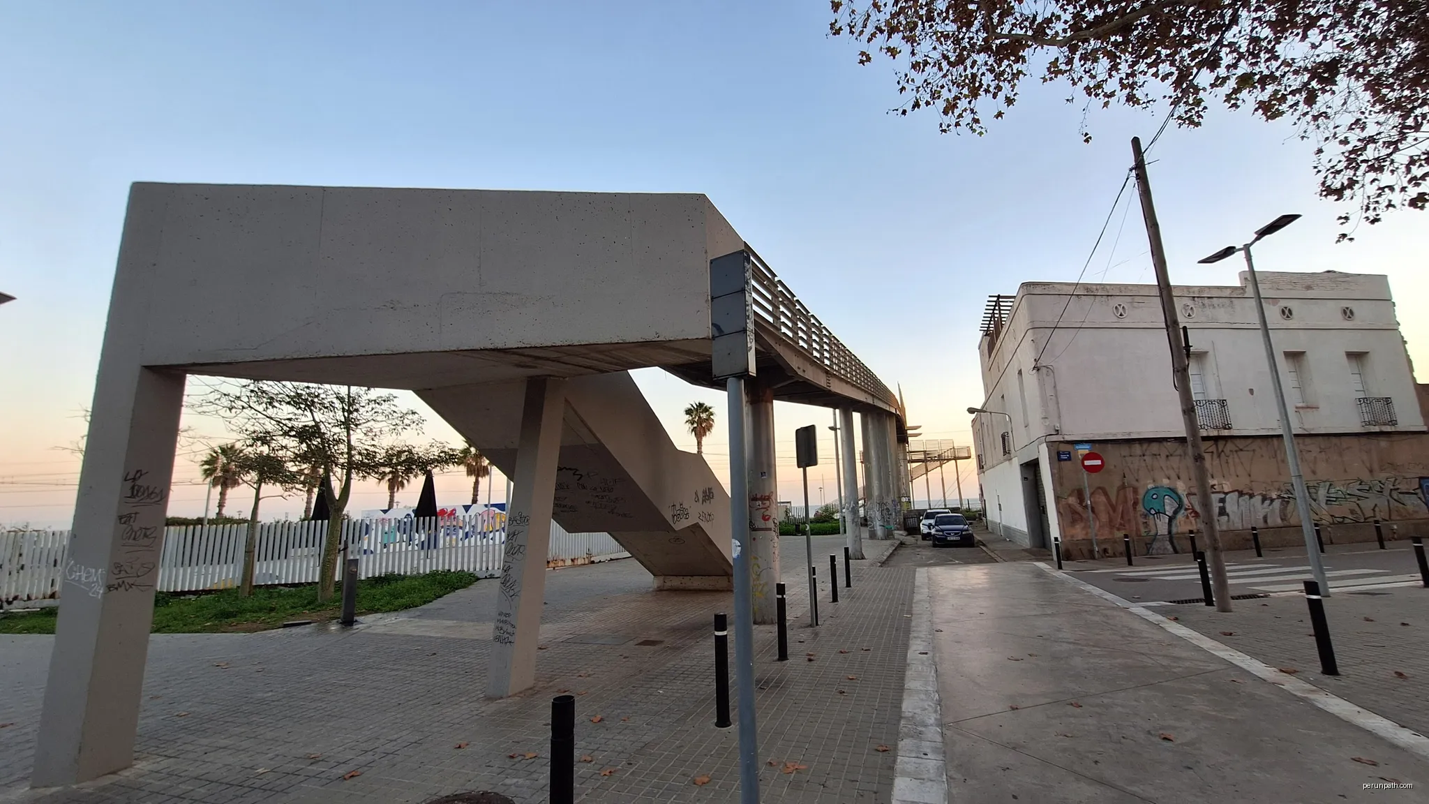 Passera del torrent de Vallmajor sobre la via del tren - Badalona | Autor: Pere López Brosa | Licencja: CC BY-SA 4.0 | Źródło: Wikimedia Commons