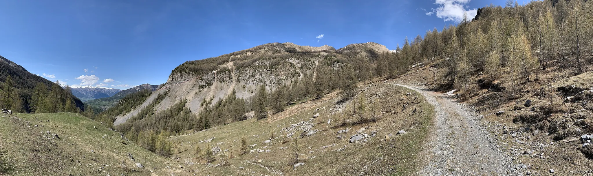 Paysage hauteurs des Orres (Hautes-Alpes) en mai 2021 | Autor: Benoît Prieur | Licencja: CC0 | Źródło: Wikimedia Commons
