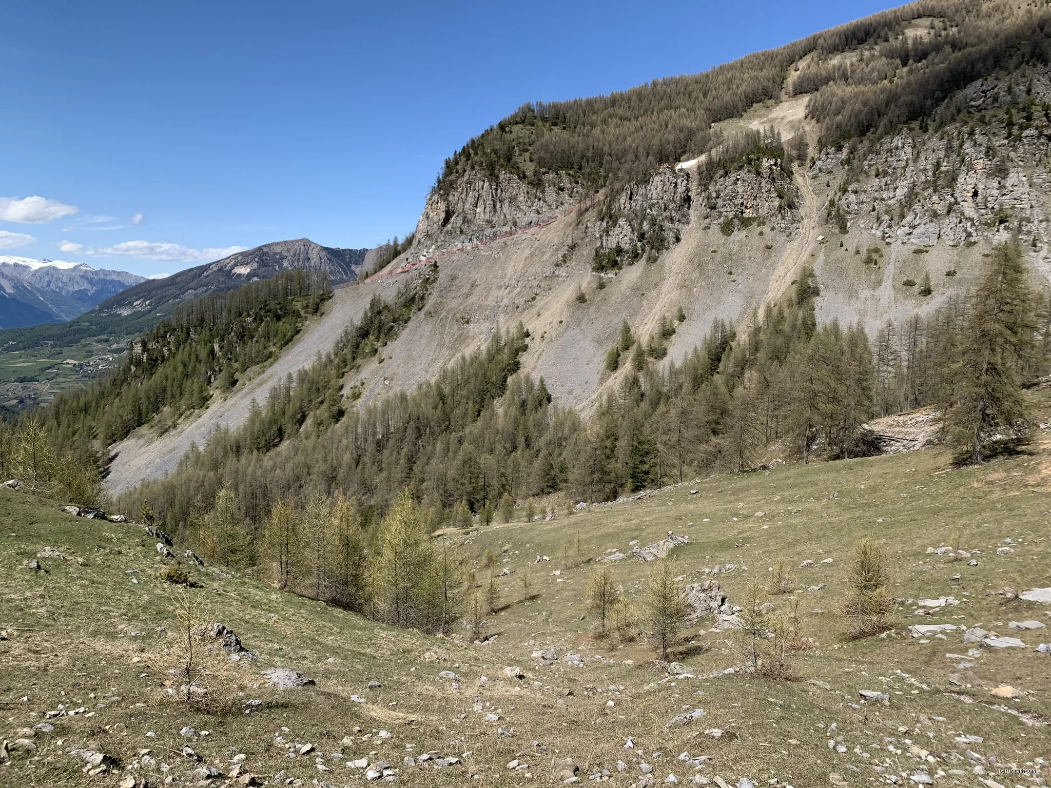 Paysage hauteurs des Orres (Hautes-Alpes) en mai 2021 | Autor: Benoît Prieur | Licencja: CC0 | Źródło: Wikimedia Commons