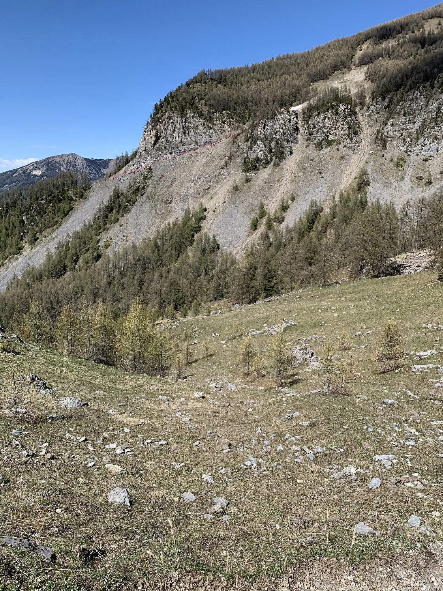 Paysage hauteurs des Orres (Hautes-Alpes) en mai 2021 | Autor: Benoît Prieur | Licencja: CC0 | Źródło: Wikimedia Commons