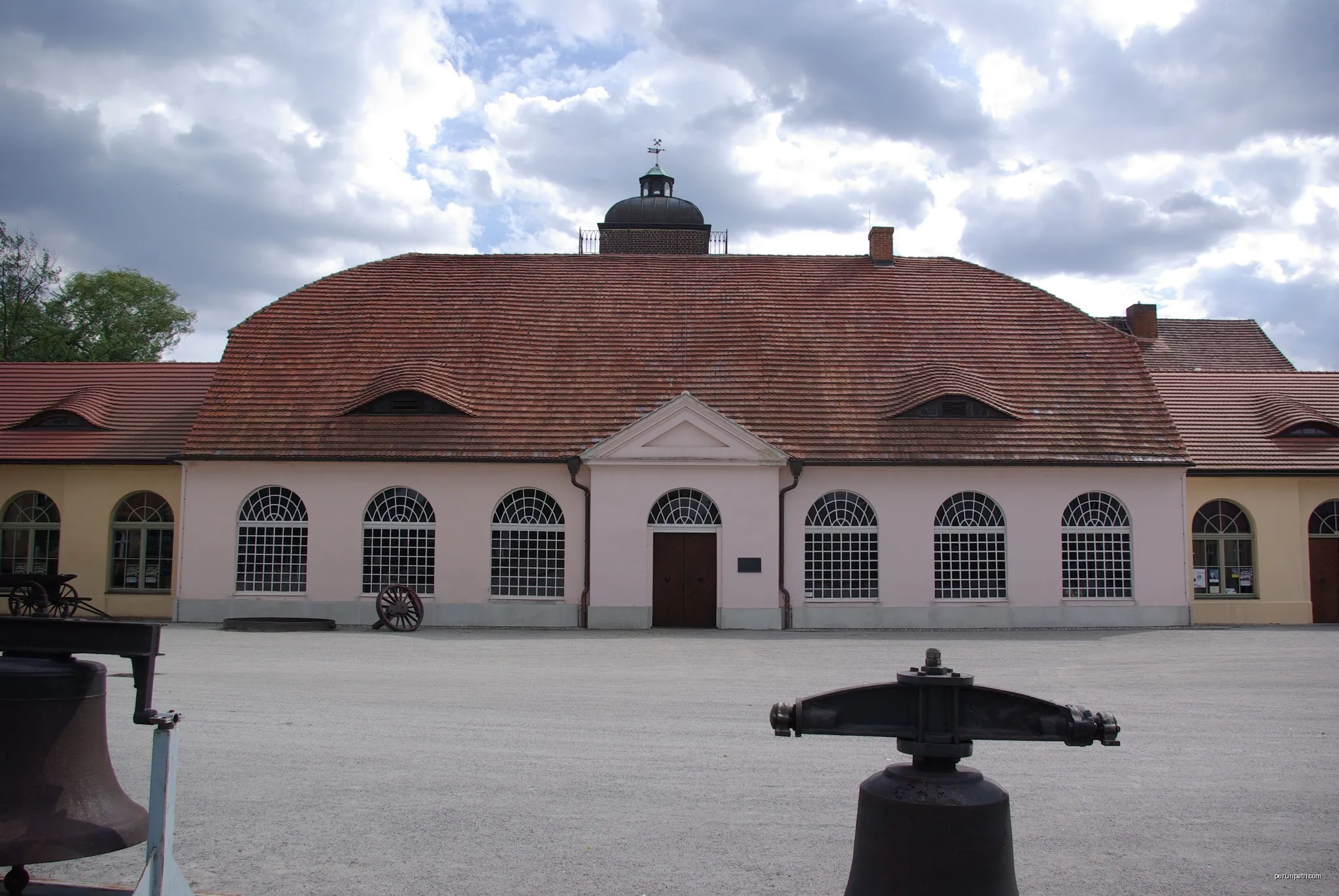Peitz in Brandenburg. Das ehemalige Eisenhüttenwerk wurde im 16. Jahrhundert angelegt. Die heutigen Gebäude wurden 1810 errichtet. Sie stehen unter Denkmalschutz. | Autor: Clemensfranz | Licencja: CC BY-SA 3.0 | Źródło: Wikimedia Commons