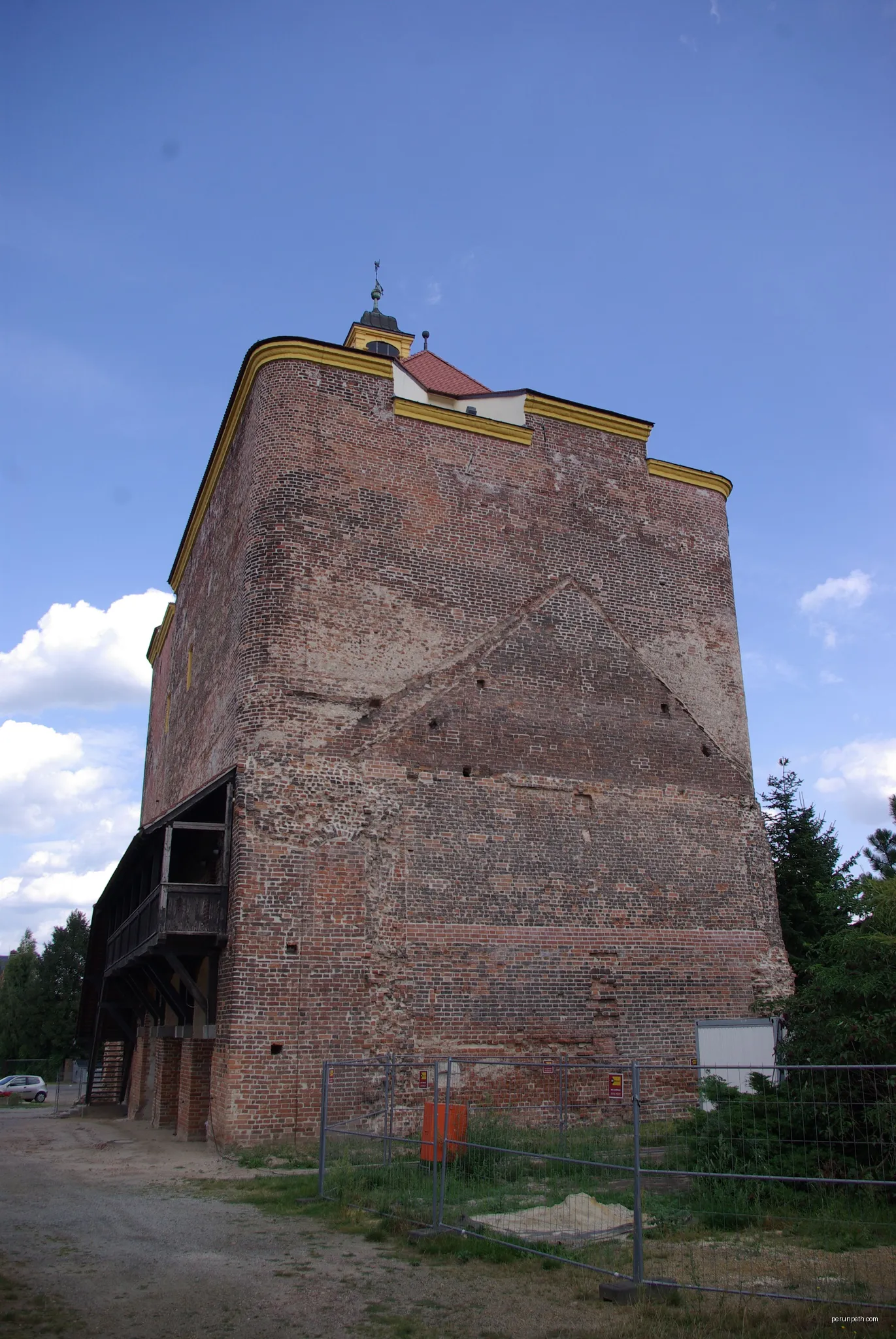 Peitz in Brandenburg. Der Turm der alten Festung aus dem Mittelalter steht unter Denkmalschutz. | Autor: Clemensfranz | Licencja: CC BY-SA 3.0 | Źródło: Wikimedia Commons