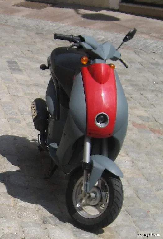 Peugeot Ludix Scooter | Autor: Mark Kelly | Licencja: CC BY 2.0 | Źródło: Wikimedia Commons