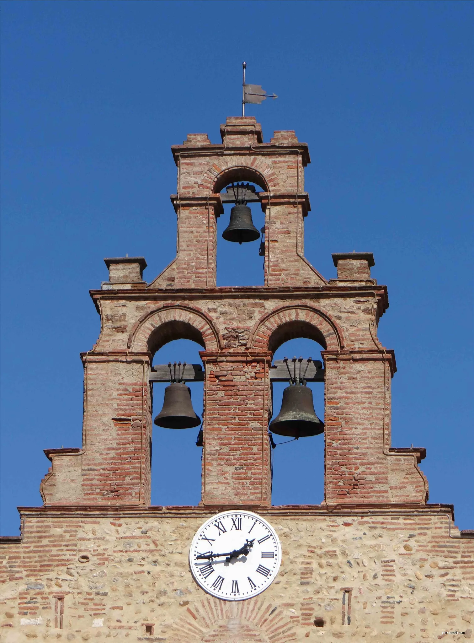 Steeple of the parish church of St John the Evangelist, Peyrestortes, Pyrénées-Orientales, France. | Autor: Wayne77 | Licencja: CC BY-SA 4.0 | Źródło: Wikimedia Commons