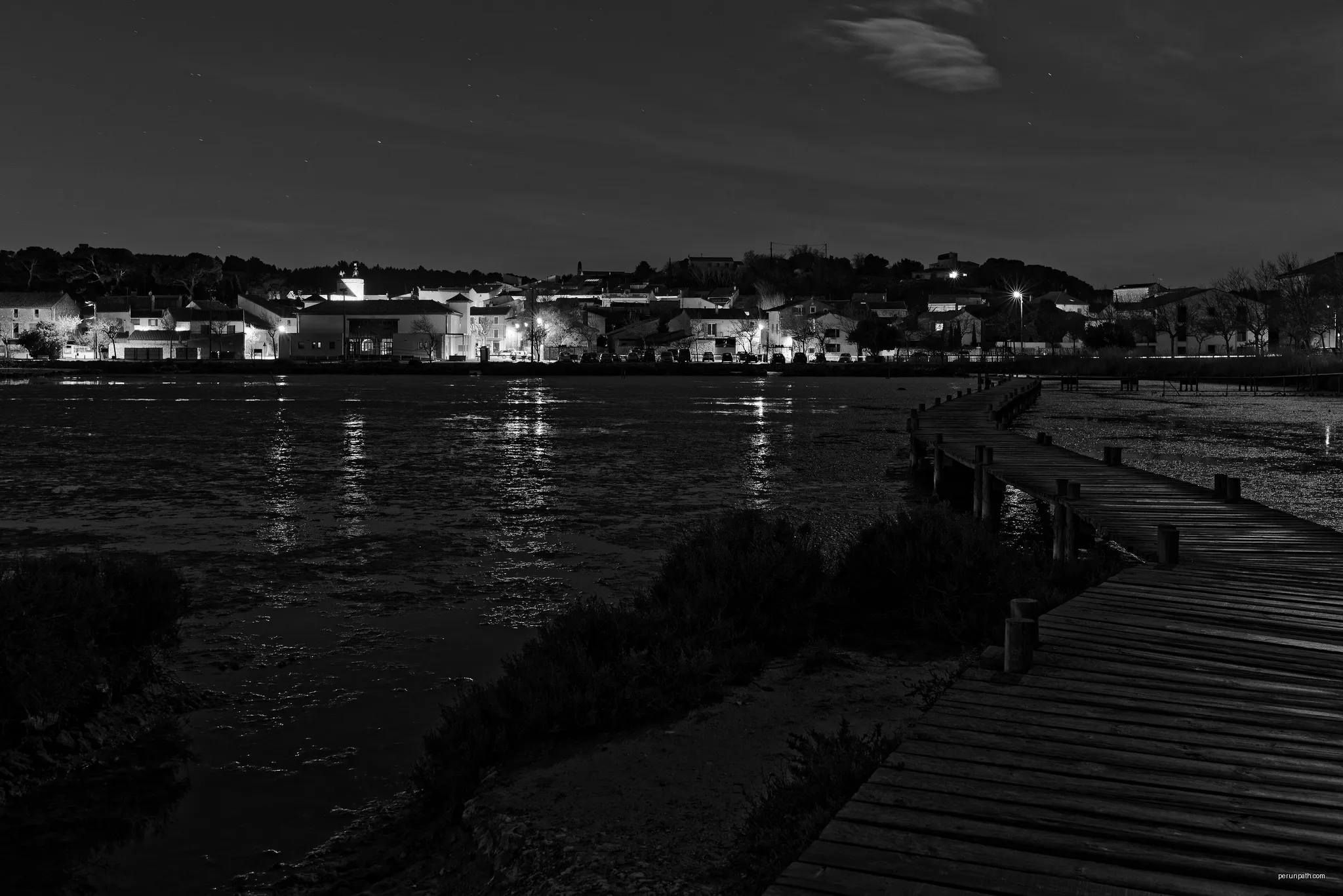 Peyriac-de-Mer, Aude, France. View from the former salt ponds by night. | Autor: Christian Ferrer | Licencja: CC BY 4.0 | Źródło: Wikimedia Commons