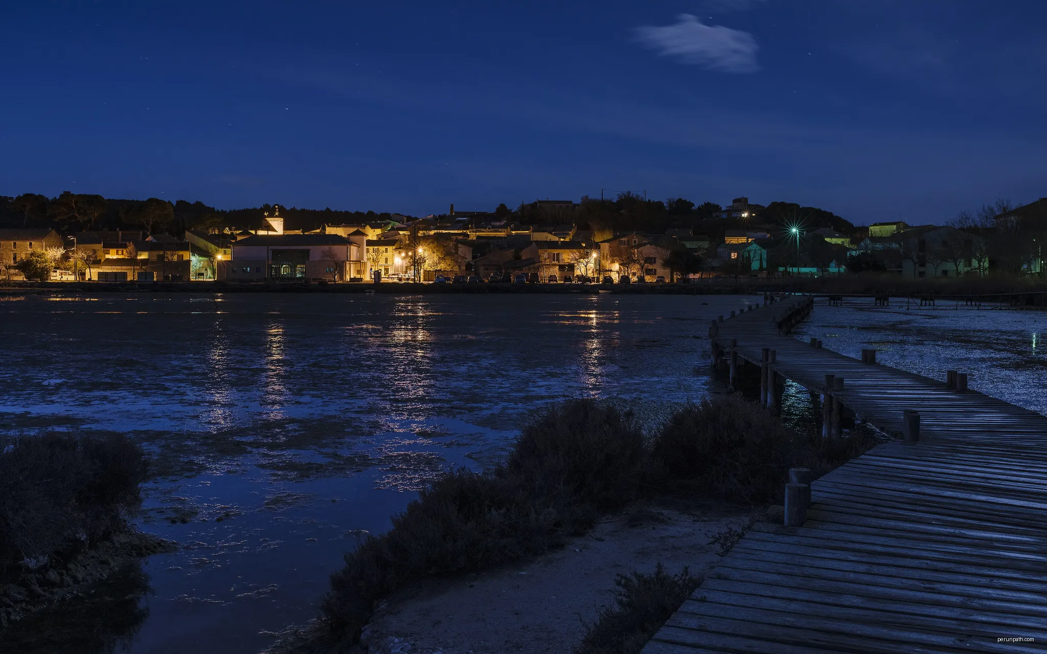 Peyriac-de-Mer, Aude, France. View from the former salt ponds by night. | Autor: Christian Ferrer | Licencja: CC BY 4.0 | Źródło: Wikimedia Commons