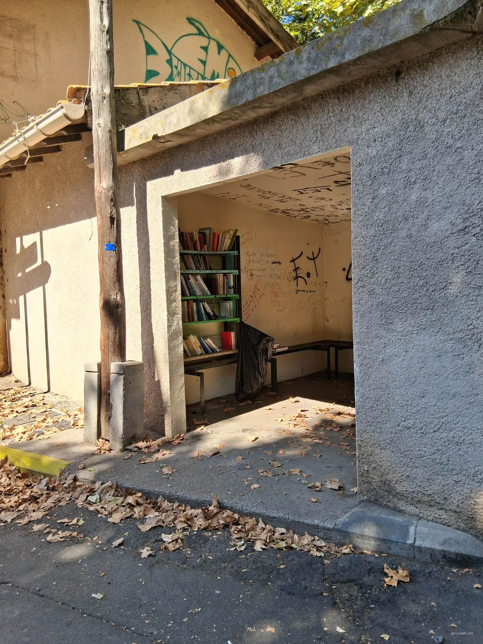 Boîte à livres à Pézenas | Autor: Flip. | Licencja: CC BY-SA 4.0 | Źródło: Wikimedia Commons