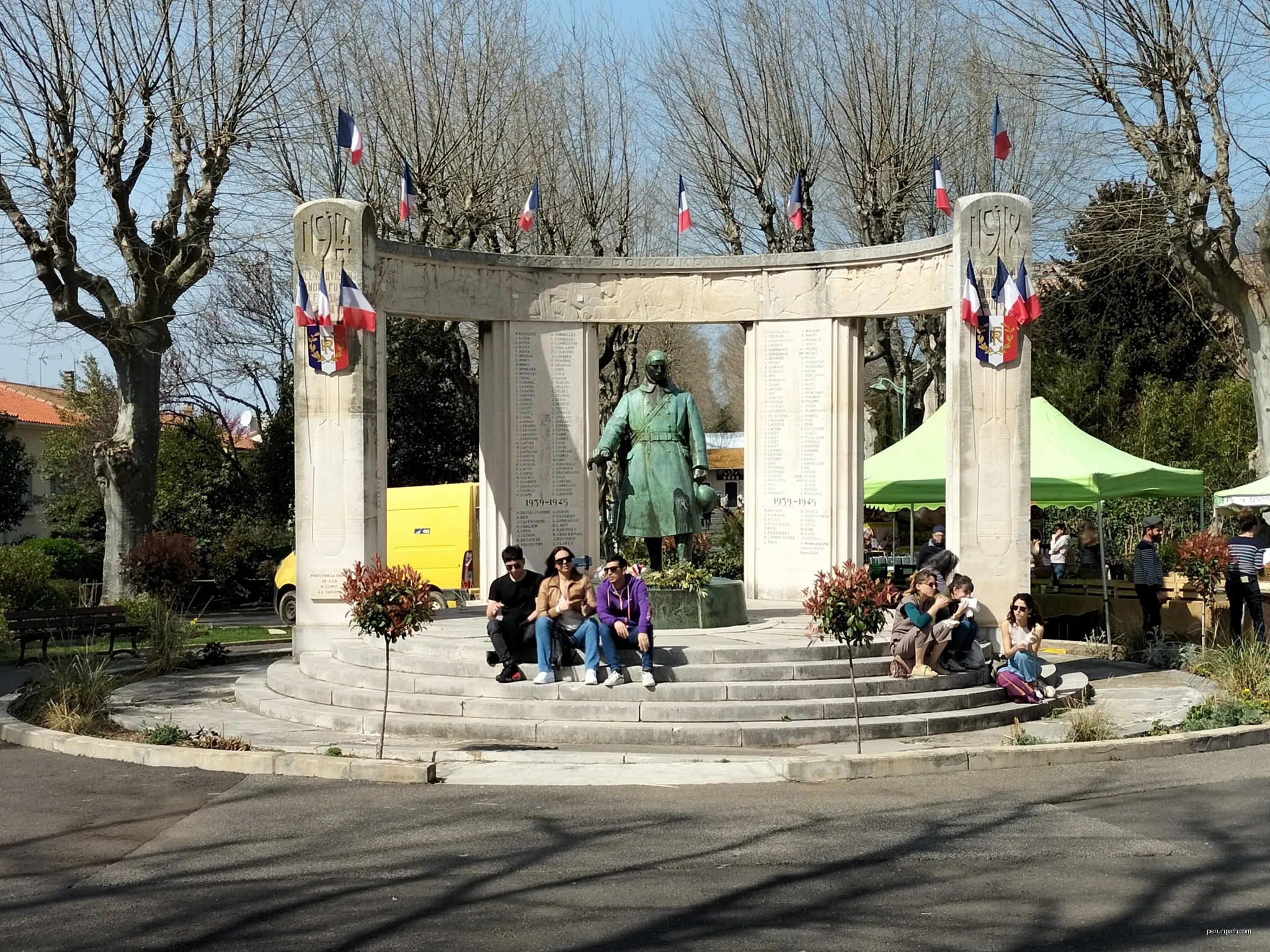 Pézenas war memorial | Autor: Vanbasten 23 | Licencja: CC BY-SA 3.0 | Źródło: Wikimedia Commons