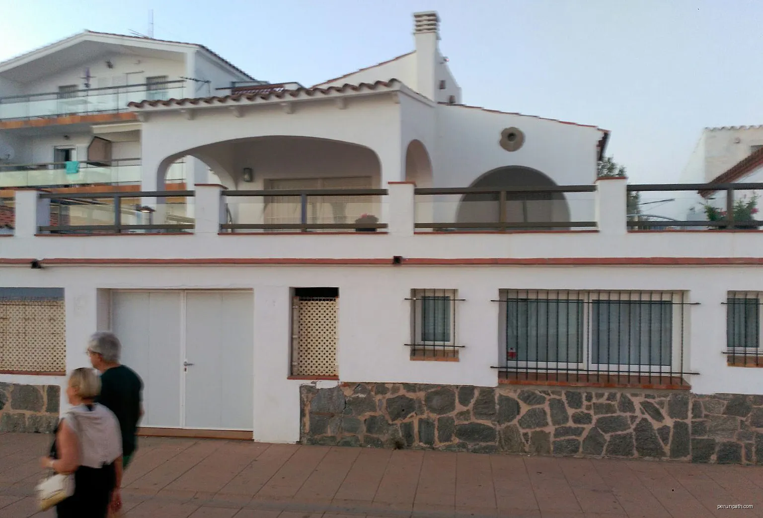 Edificis al passeig Marítim (Roses) | Autor: Maite oliva alsina | Licencja: CC BY-SA 4.0 | Źródło: Wikimedia Commons