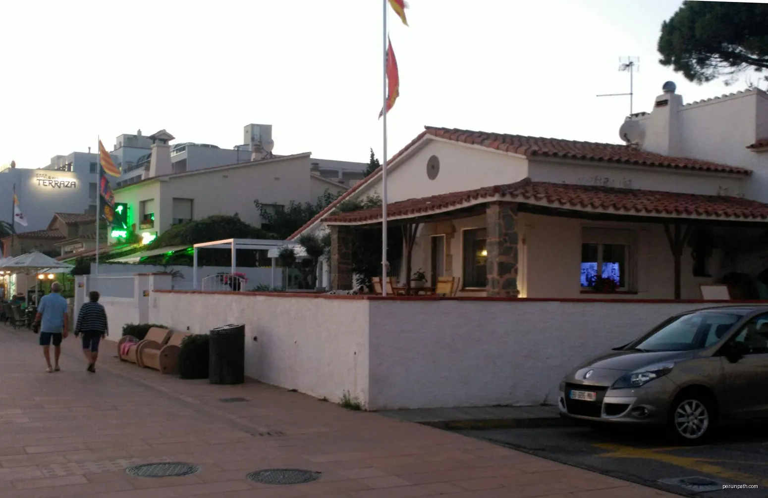 Edificis al passeig Marítim (Roses) | Autor: Maite oliva alsina | Licencja: CC BY-SA 4.0 | Źródło: Wikimedia Commons